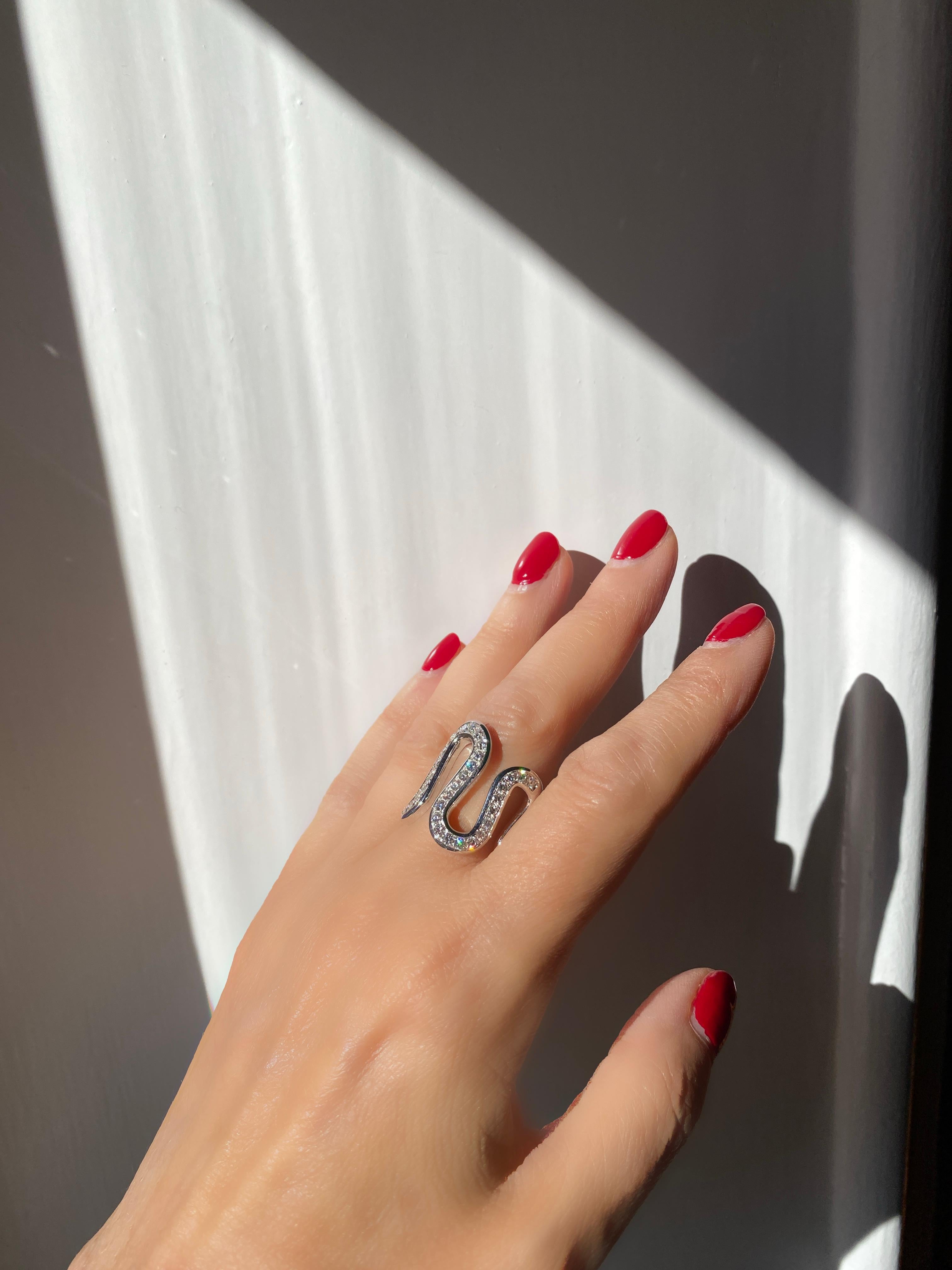 Taglio brillante Rossella Ugolini, fascia a onda in oro 18k con diamanti bianchi da 1,40 carati, ispirata all'oceano  Anello in vendita