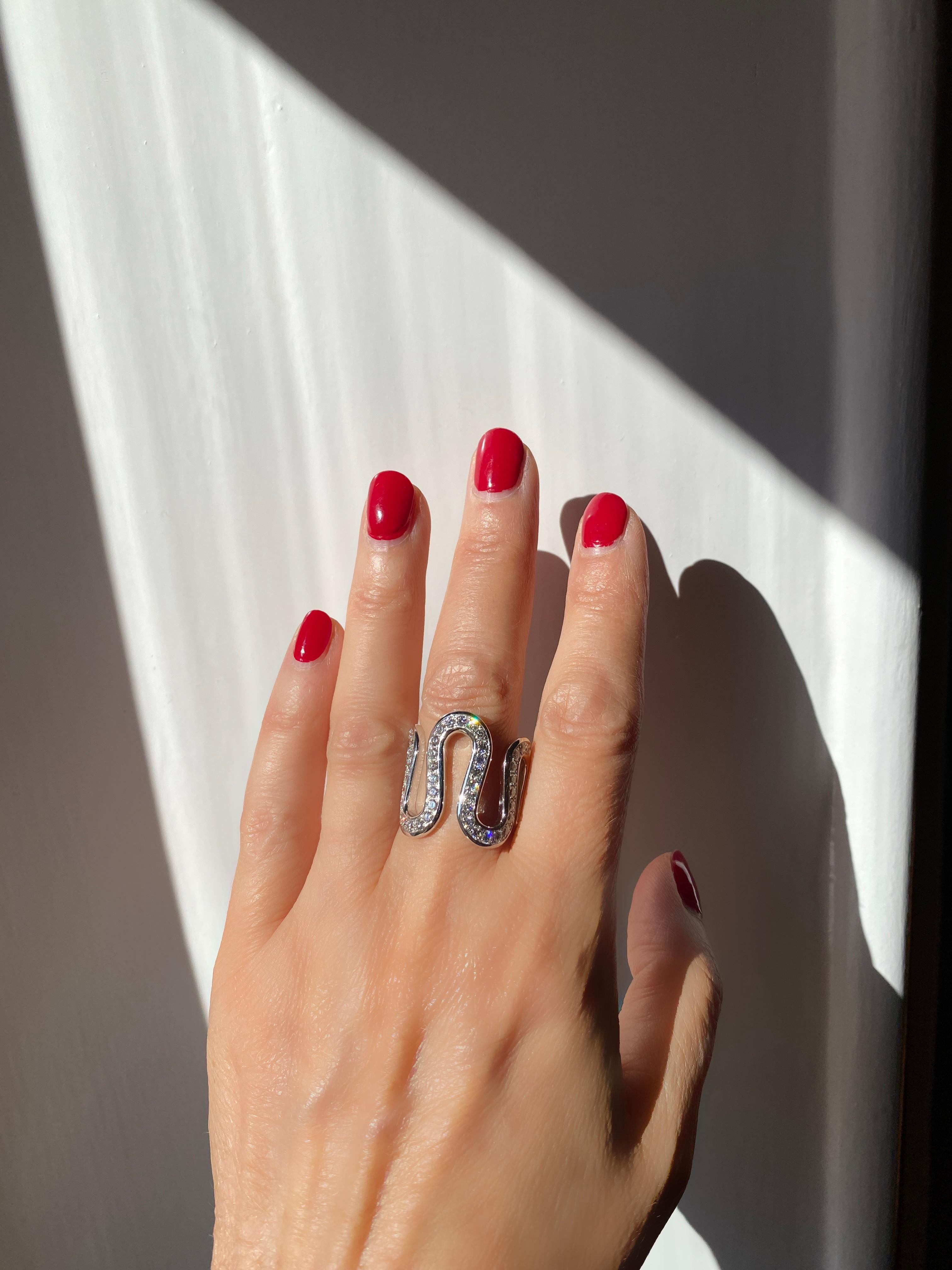 Rossella Ugolini, fascia a onda in oro 18k con diamanti bianchi da 1,40 carati, ispirata all'oceano  Anello In condizioni Nuovo in vendita a Rome, IT