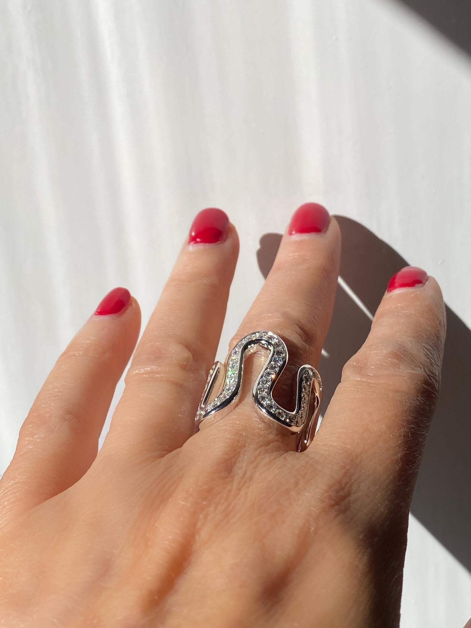 da uomo o donna Rossella Ugolini, fascia a onda in oro 18k con diamanti bianchi da 1,40 carati, ispirata all'oceano  Anello in vendita