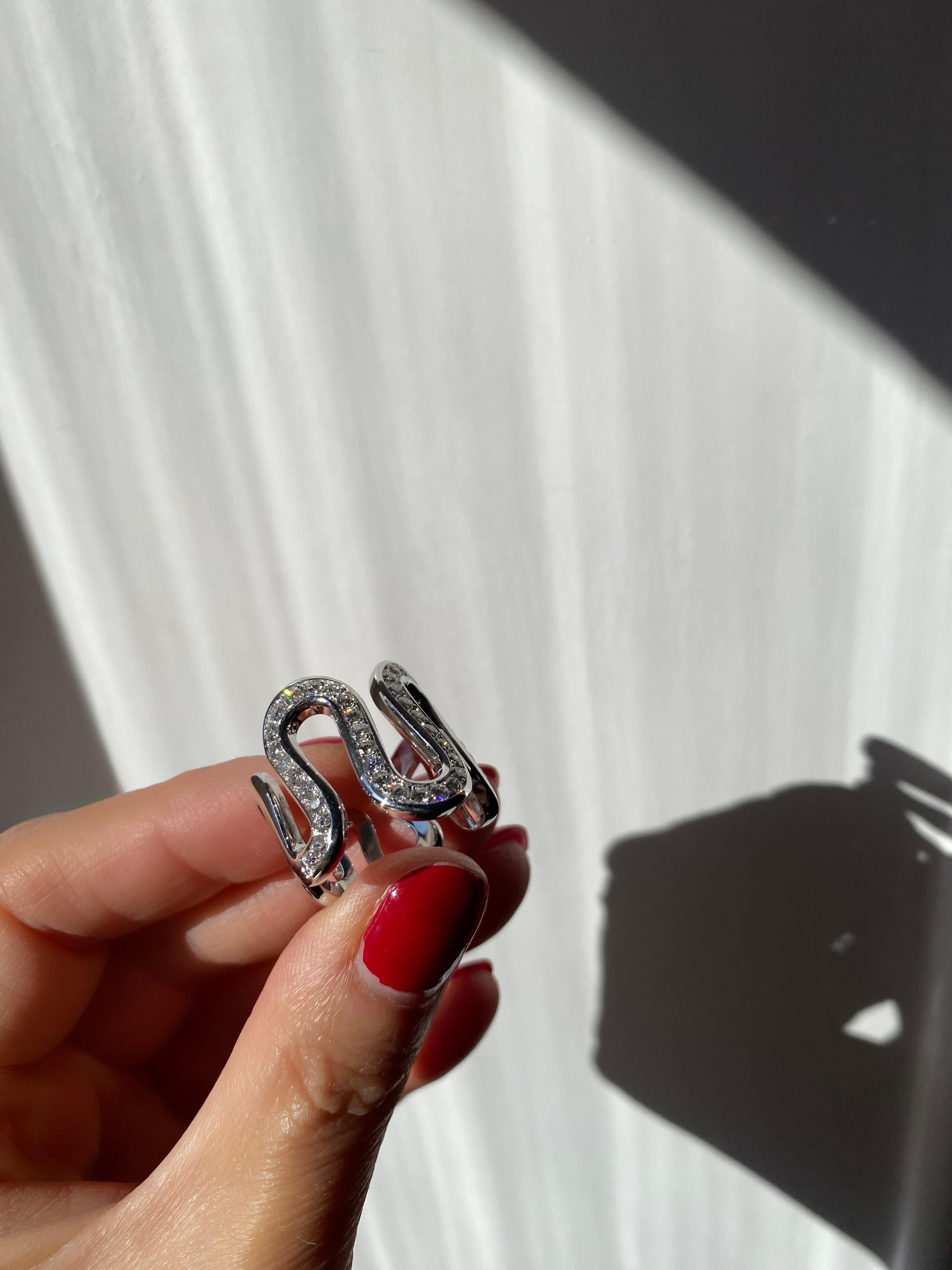 Rossella Ugolini, fascia a onda in oro 18k con diamanti bianchi da 1,40 carati, ispirata all'oceano  Anello in vendita 1