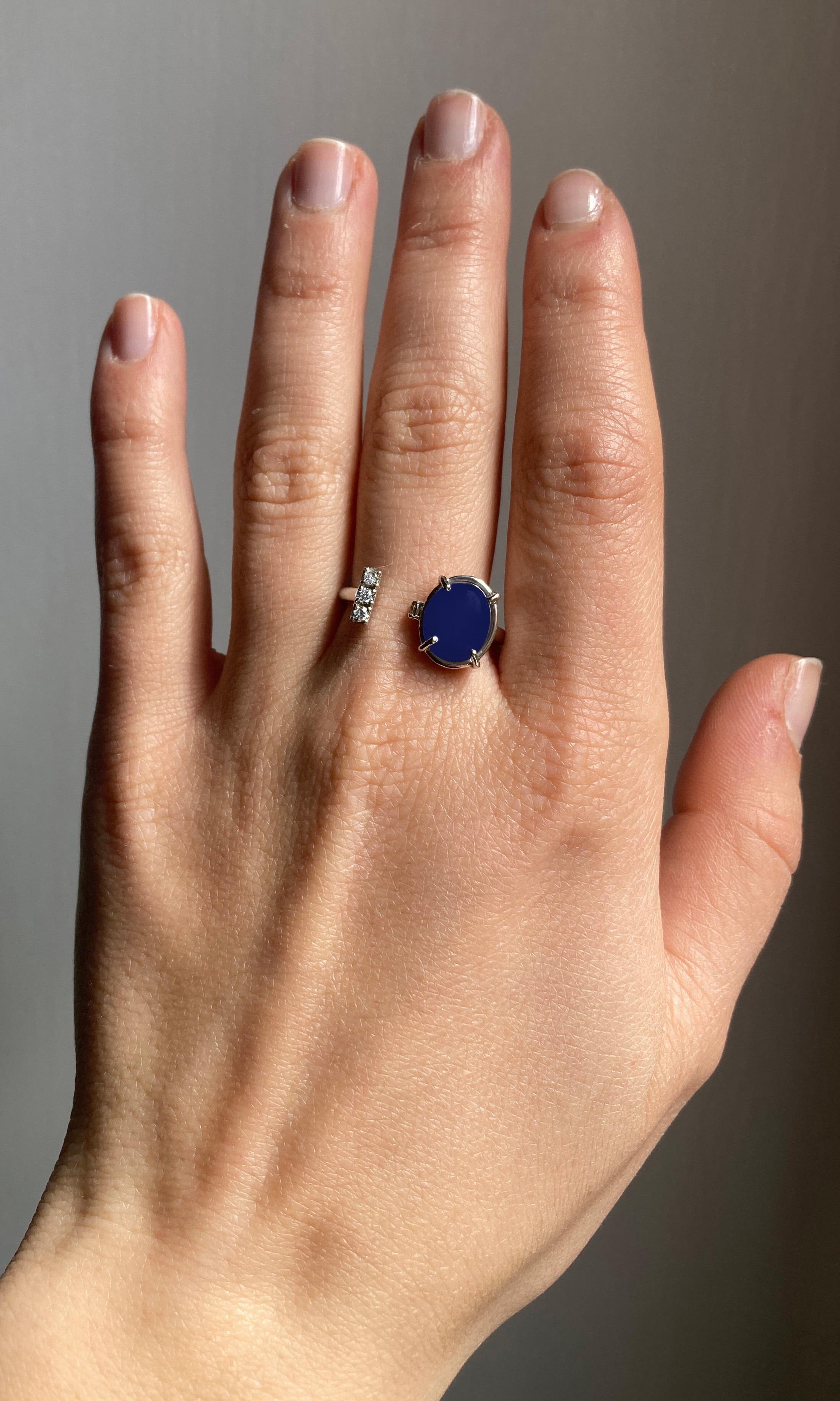 Rossella Ugolini contemporary handmade 18k gold ring,  3-carat intense blue cabochon-cut Sapphire and 0.20-carat brilliant-cut white Diamonds.
The Sapphire ring is formed from a round 18k white gold wire shank, which remains open at the top, where