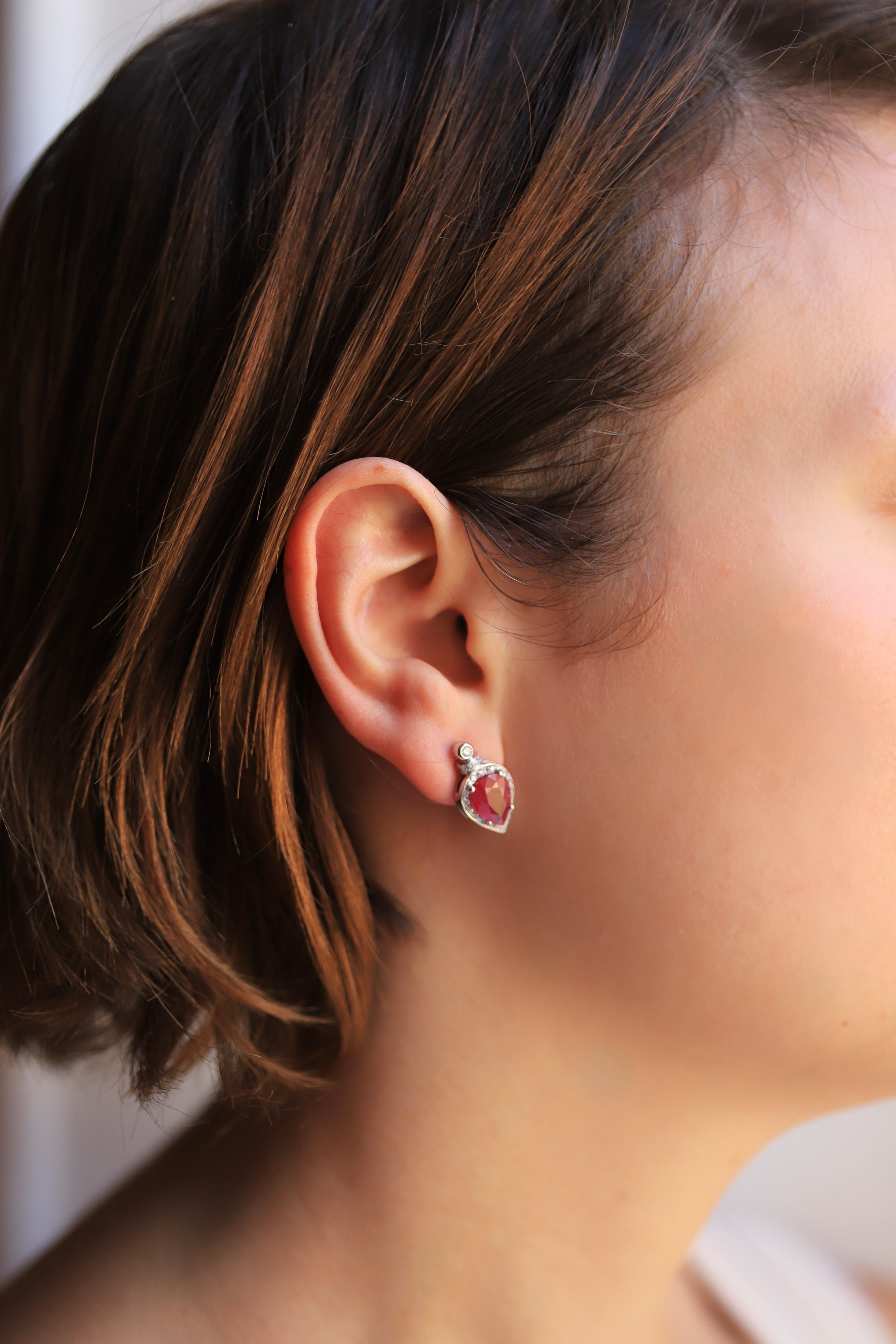 Boucles d'oreilles en or blanc 18 carats Rossella Ugolini avec rubis de 5,2 carats et diamants blancs de 0,40 carat. Fait en Italie.
Ces boucles d'oreilles en rubis sont  Fabriqué à la main en 18 carats  en or blanc et orné de 0,40 carats de