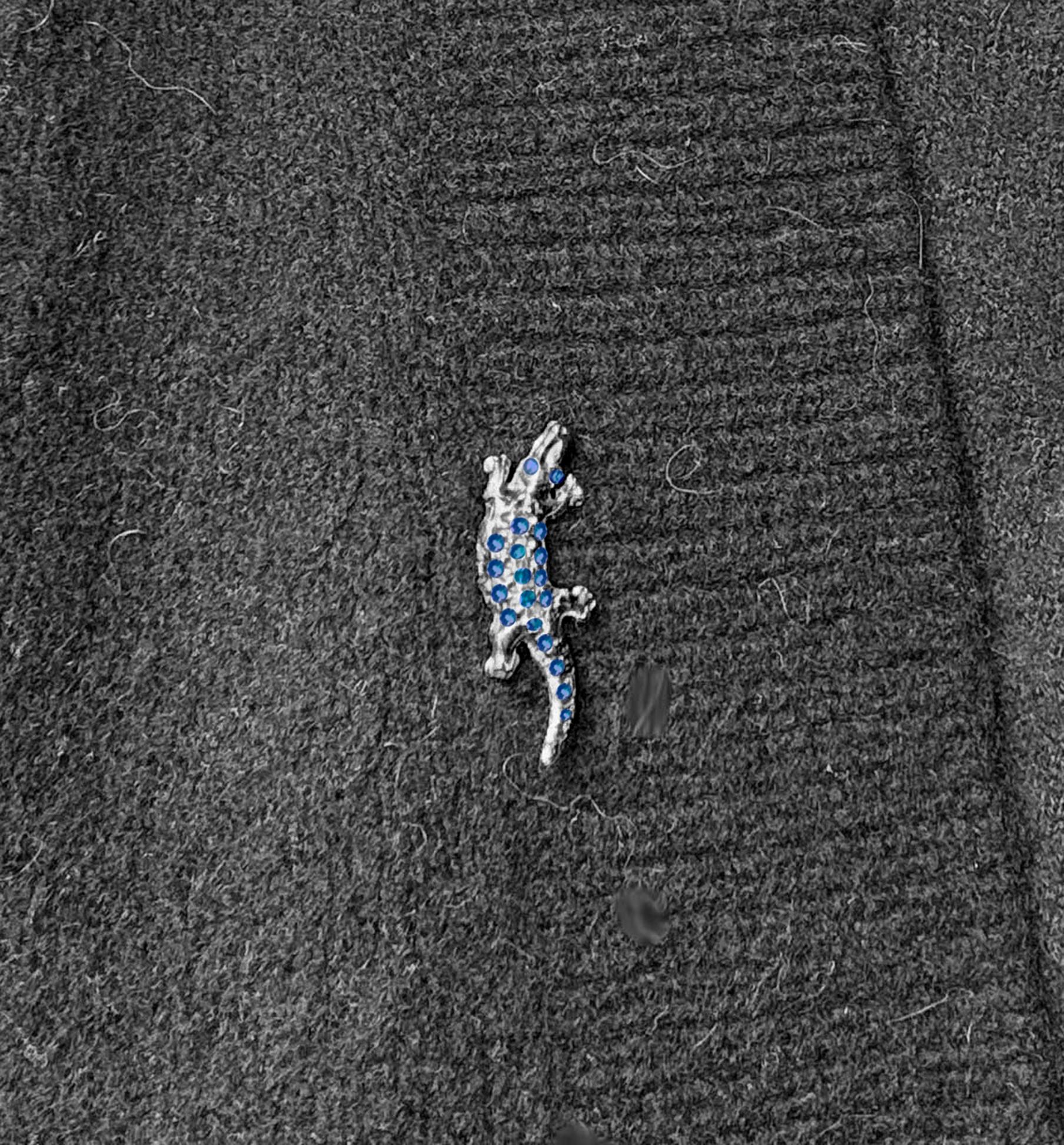 Rossella Ugolini 18k Gelbgold Blaue Saphire Krokodil Weiße Diamanten Augen Mann Pin.  Maße: 3 cm in der Länge und 0,6 cm in der Breite.
Die Krokodilbrosche aus 18 Karat Weißgold mit Smaragden ist eine handgefertigte Unisex-Brosche, die in Italien