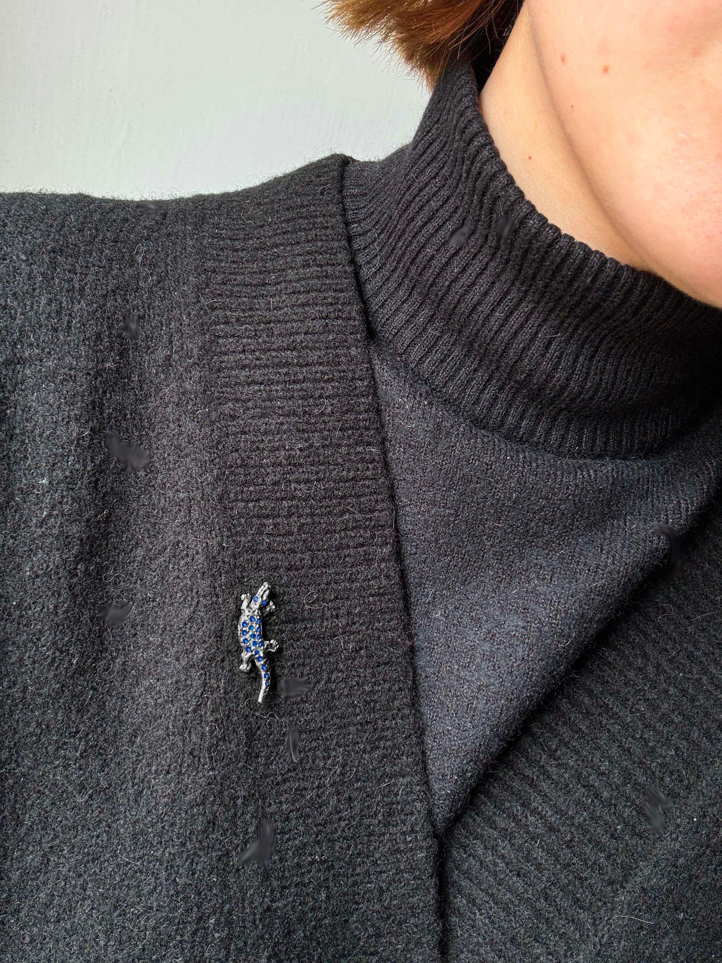 Rossella Ugolini 18k Gold Blauer Saphir Weißer Diamant Alligator Man Anstecknadel (Künstler*in) im Angebot