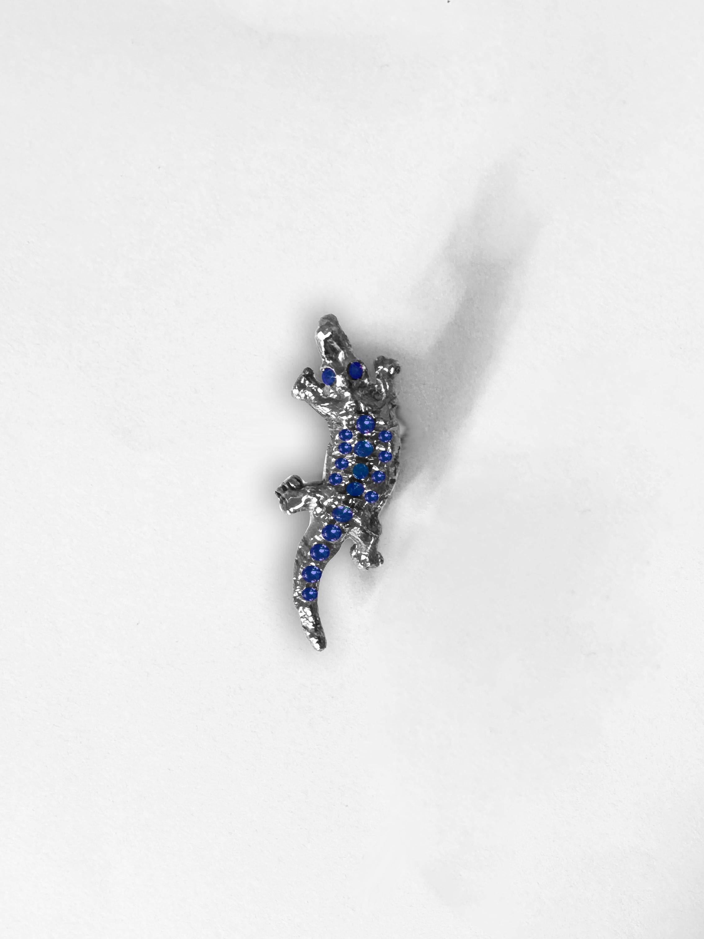 Rossella Ugolini 18k Gold Blauer Saphir Weißer Diamant Alligator Man Anstecknadel im Angebot 1