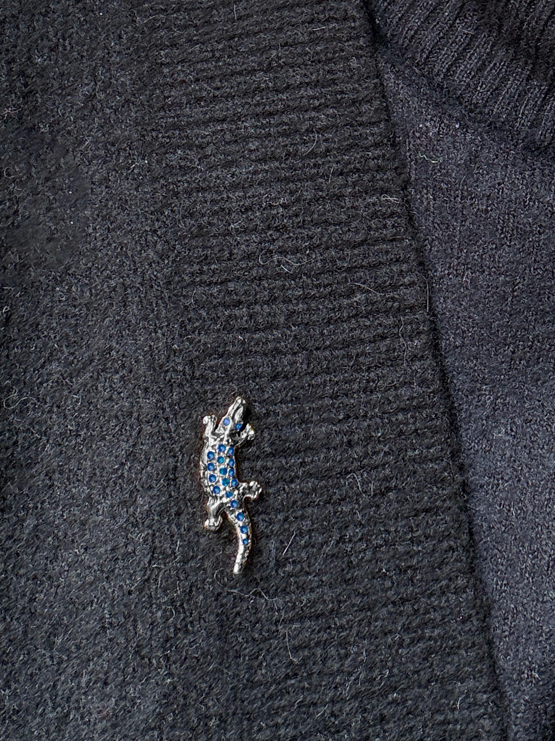 Rossella Ugolini 18k Gold Blauer Saphir Weißer Diamant Alligator Man Anstecknadel im Angebot 2