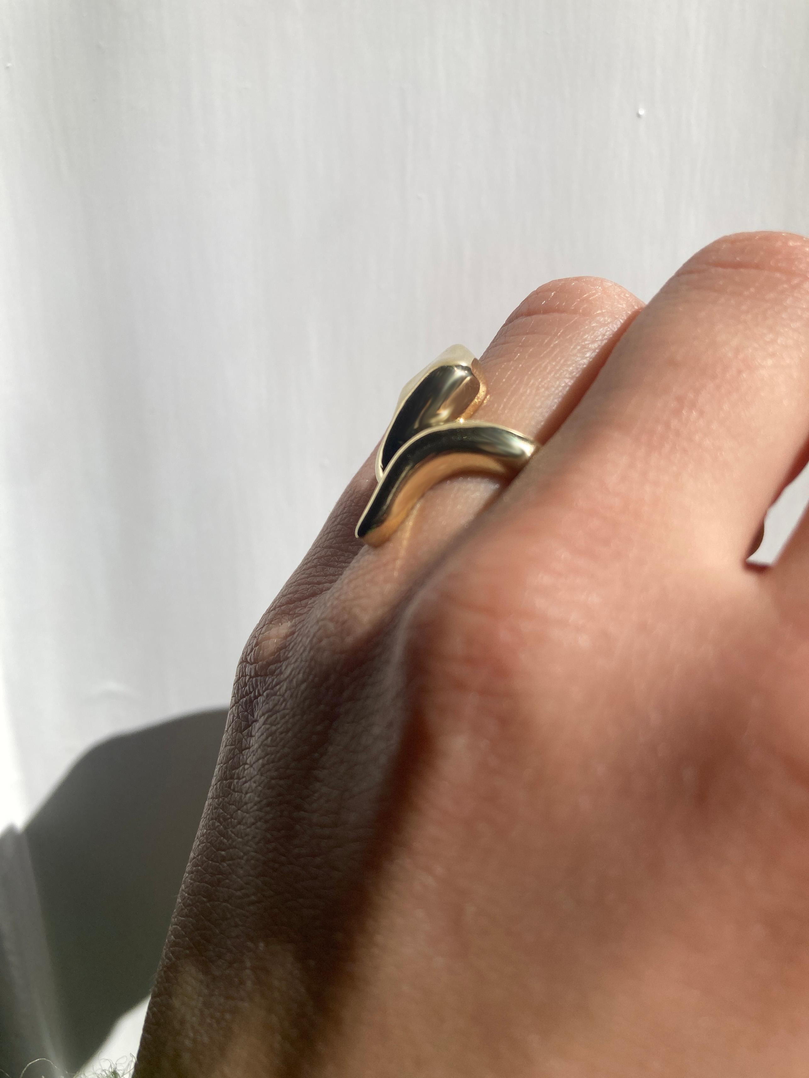 Rossella Ugolini, bague serpent audacieuse en or jaune 18 carats en vente 3