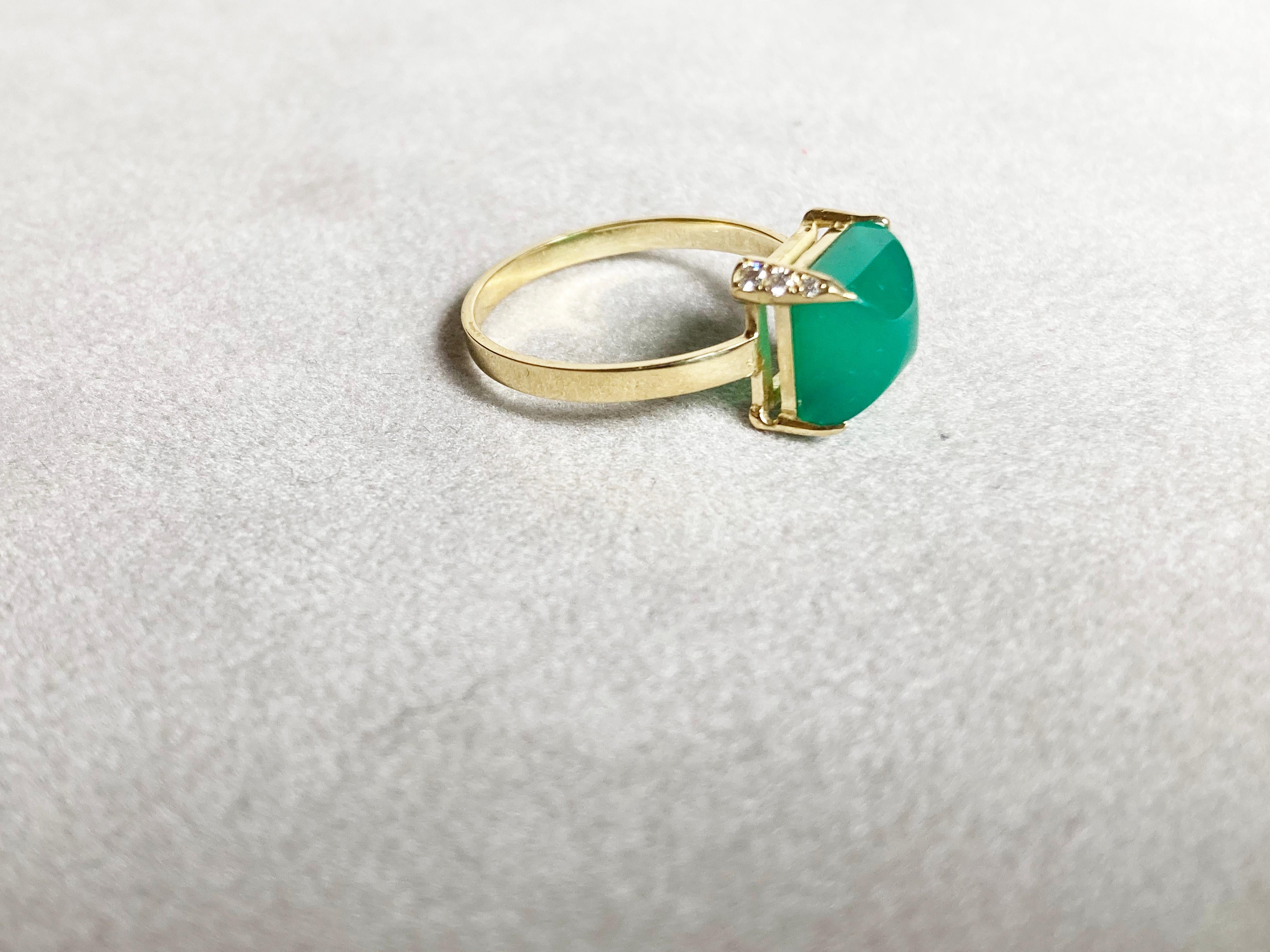 Rossella Ugolini 18K Gold Diamonds Sugarloaf Cabochon Green Agate Ring In New Condition For Sale In Rome, IT