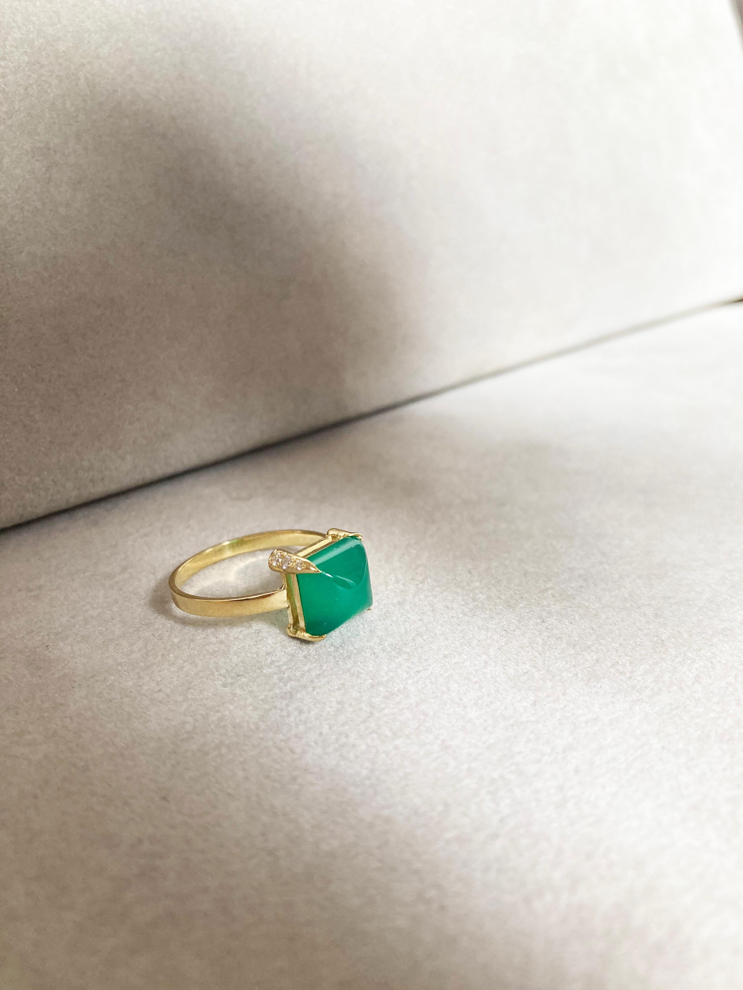 Rossella Ugolini 18K Gold Diamonds Sugarloaf Cabochon Green Agate Ring For Sale 1