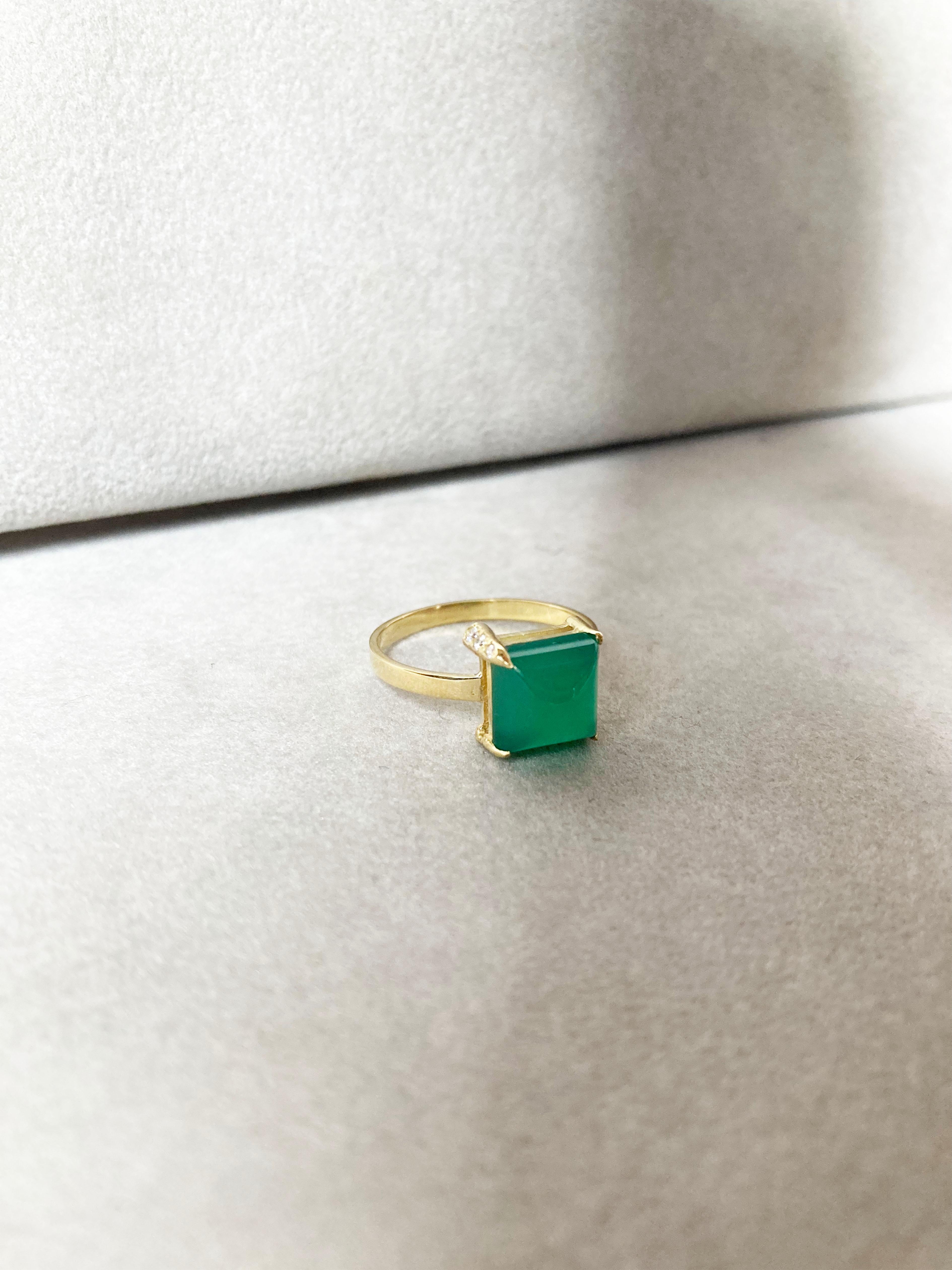 Rossella Ugolini 18K Gold Diamonds Sugarloaf Cabochon Green Agate Ring For Sale 3