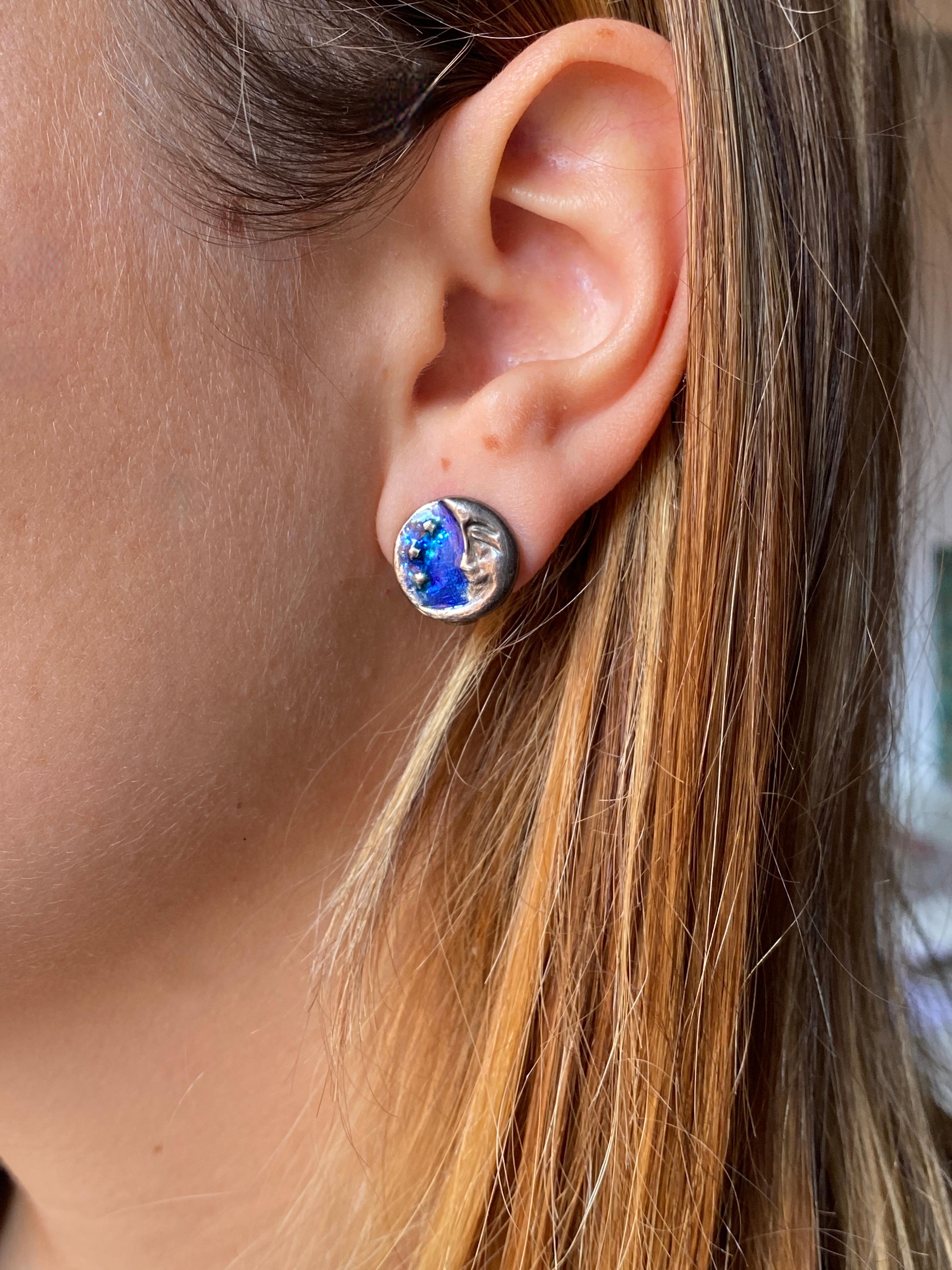 Orecchini Rossella Ugolini con smalto blu in oro 18 carati.
orecchini a perno con una metà speculare che guarda le stelle. Diametro 1,3 mm. Le stelle sono posizionate su una superficie di smalto blu intenso. Clip disponibile su
