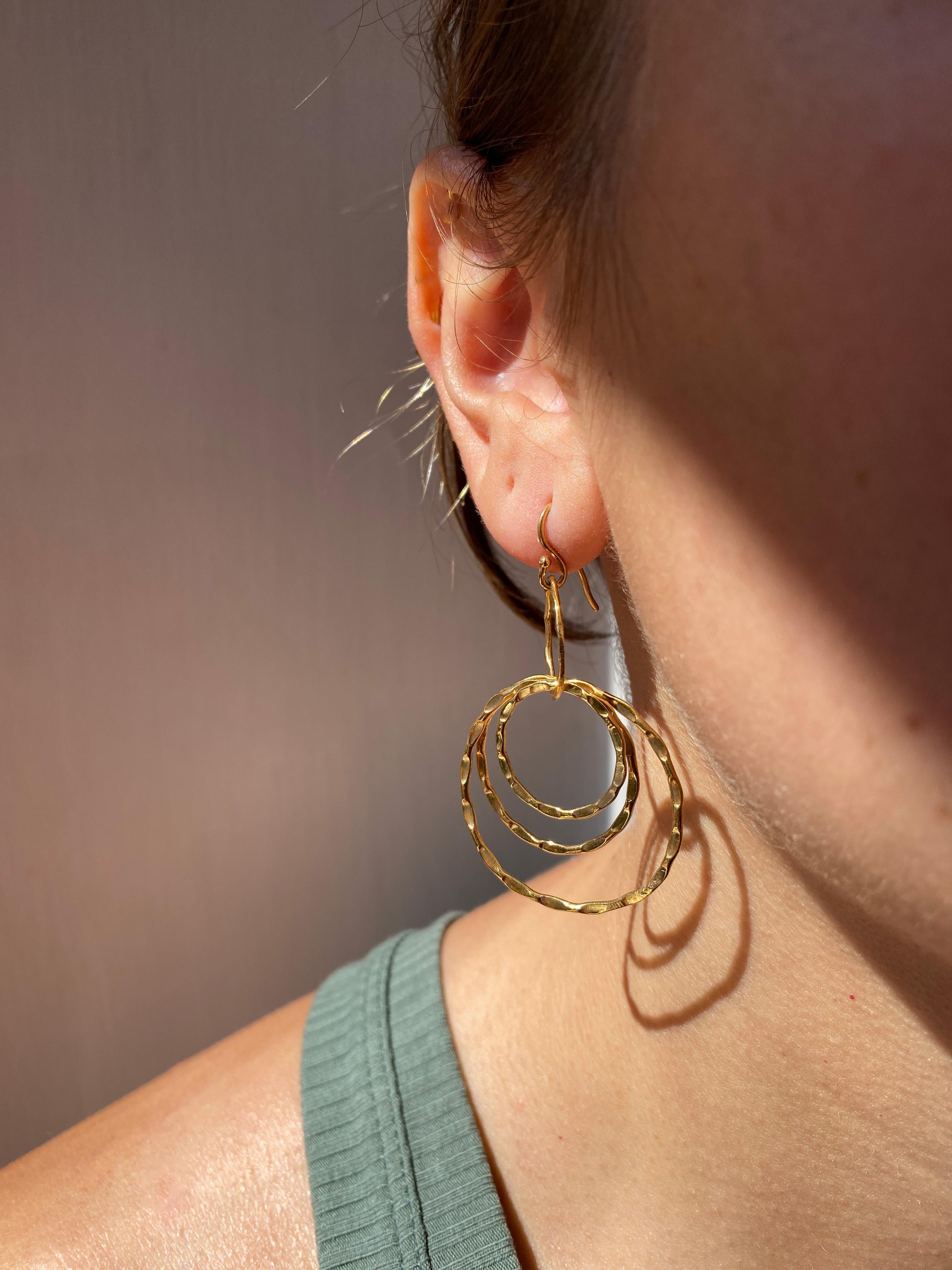 Rossella Ugolini 18K Gold Hoops Dangle Handcrafted Hammered Earrings In New Condition For Sale In Rome, IT