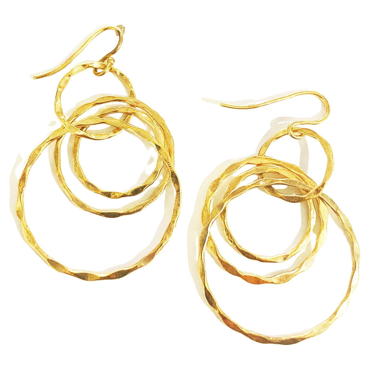 Rossella Ugolini, boucles d'oreilles pendantes en or 18 carats martelé fabriquées à la main