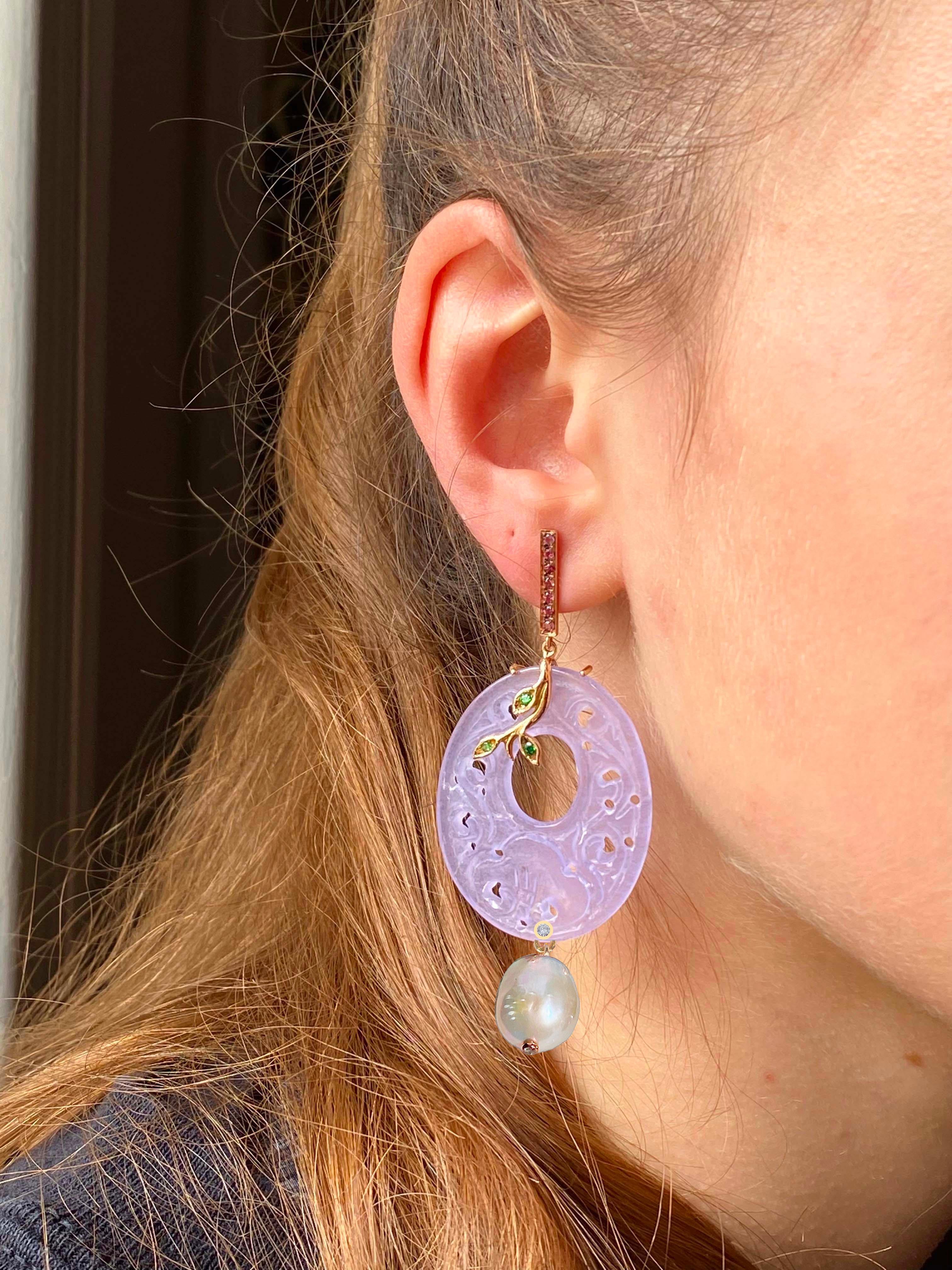 Les boucles d'oreilles Rossella Ugolini sont une magnifique ode à l'art baroque, incarnant l'opulence et la grandeur qui définissent le style italien. Fabriqué à la main en or jaune 18 carats et mesurant 2,75 pouces.  (7 cm). Ces boucles d'oreilles