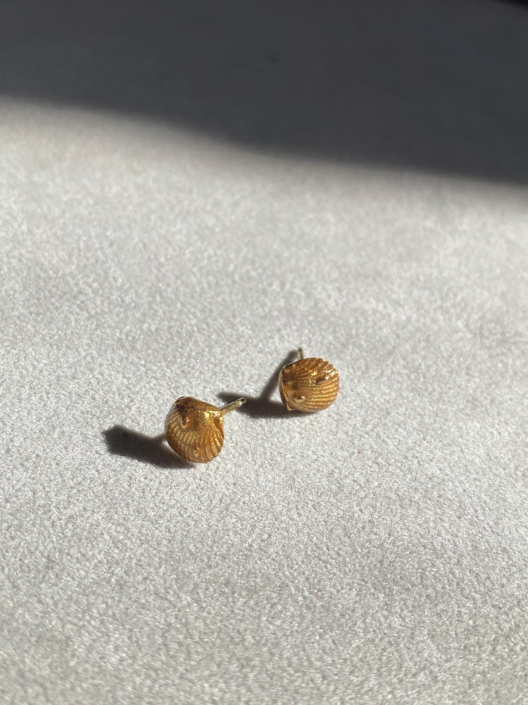 Rossella Ugolini Orecchini Minimal Amalfi in oro 18 carati con piccola conchiglia in vendita 1