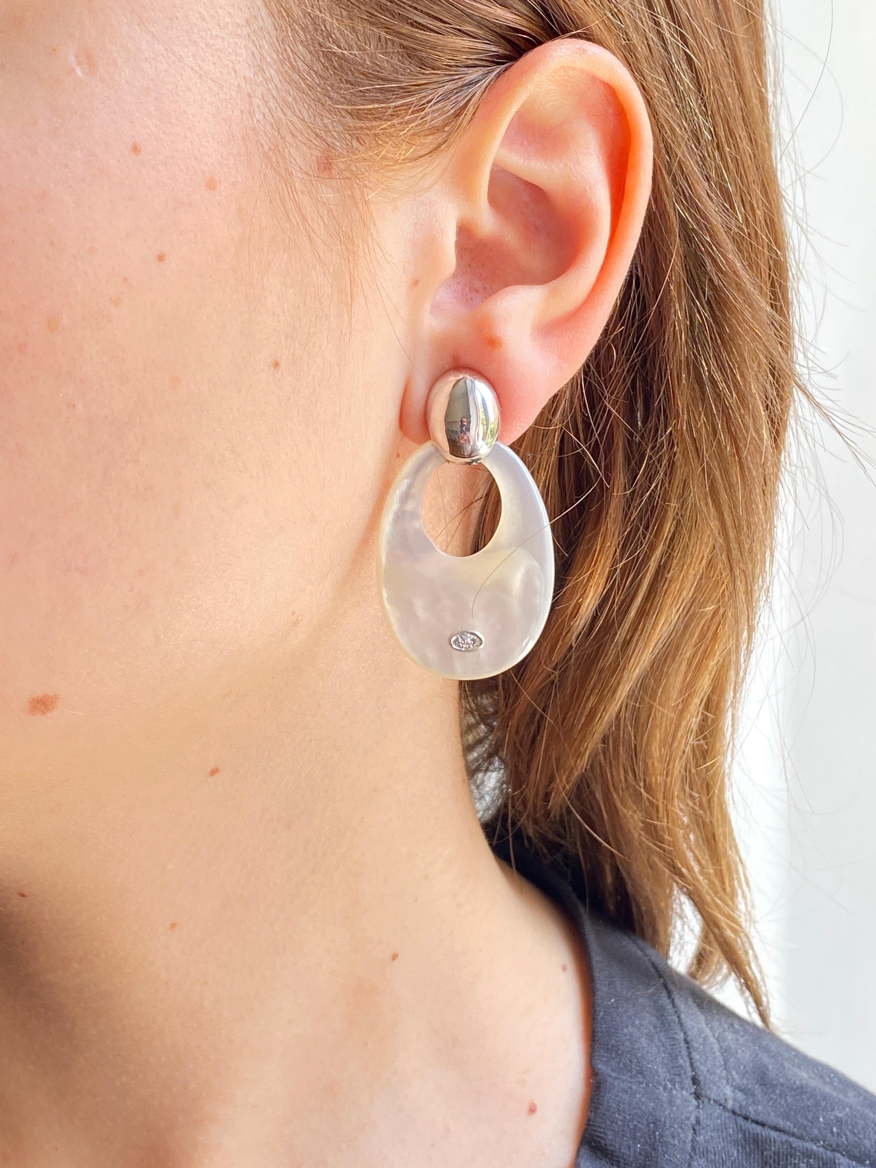 Rossella Ugolini 18k White Gold earrings  clip on stud earrings with articulated pendants a combination of luxurious material and design. These earrings feature a bold, oval-shaped 18k gold lobe clip-on, crafted from premium 18k gold, ensuring
