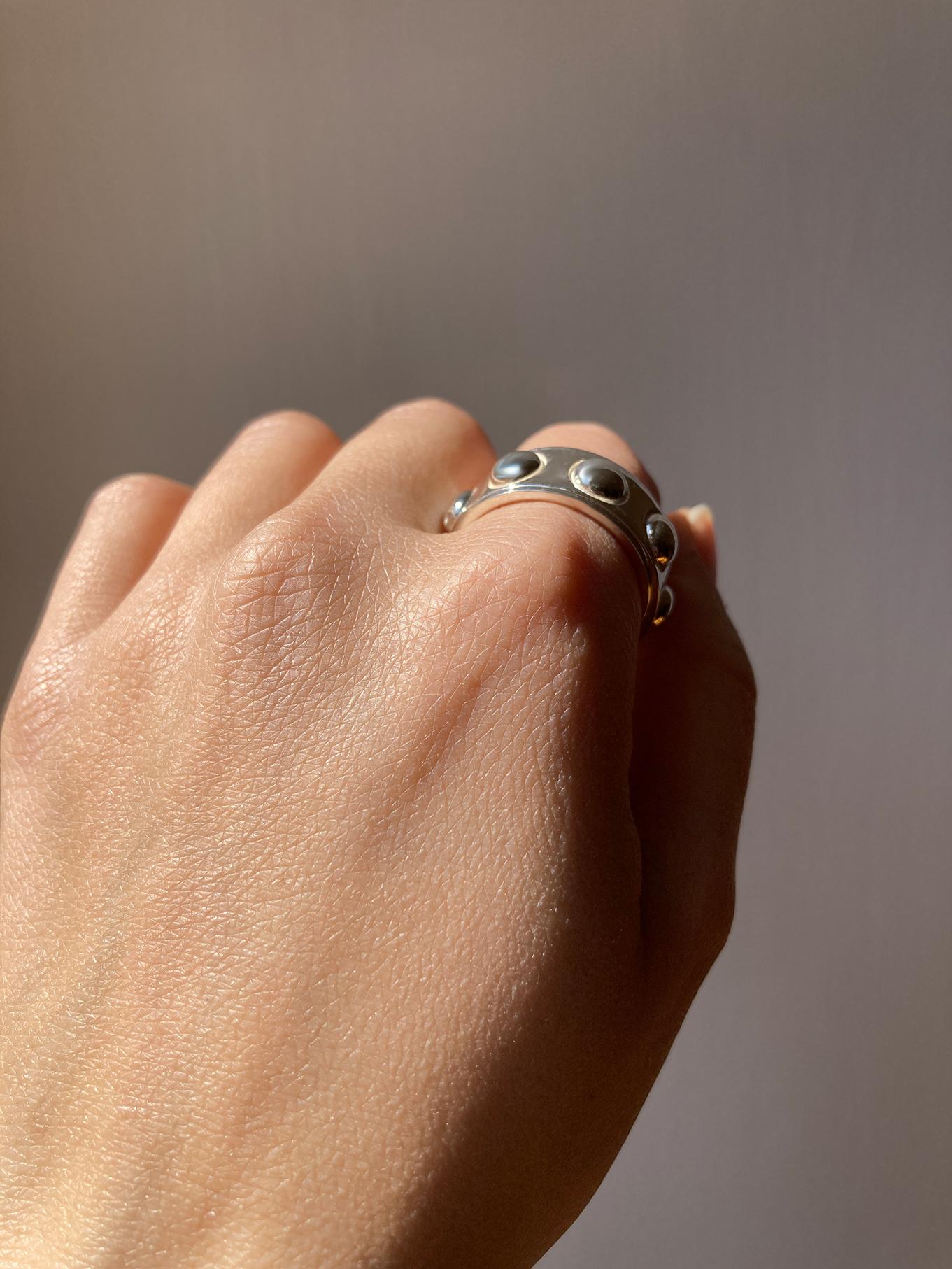 Rossella Ugolini Bague en or blanc 18 carats Taille 10 Bague homme rotative sans contrainte en vente 2