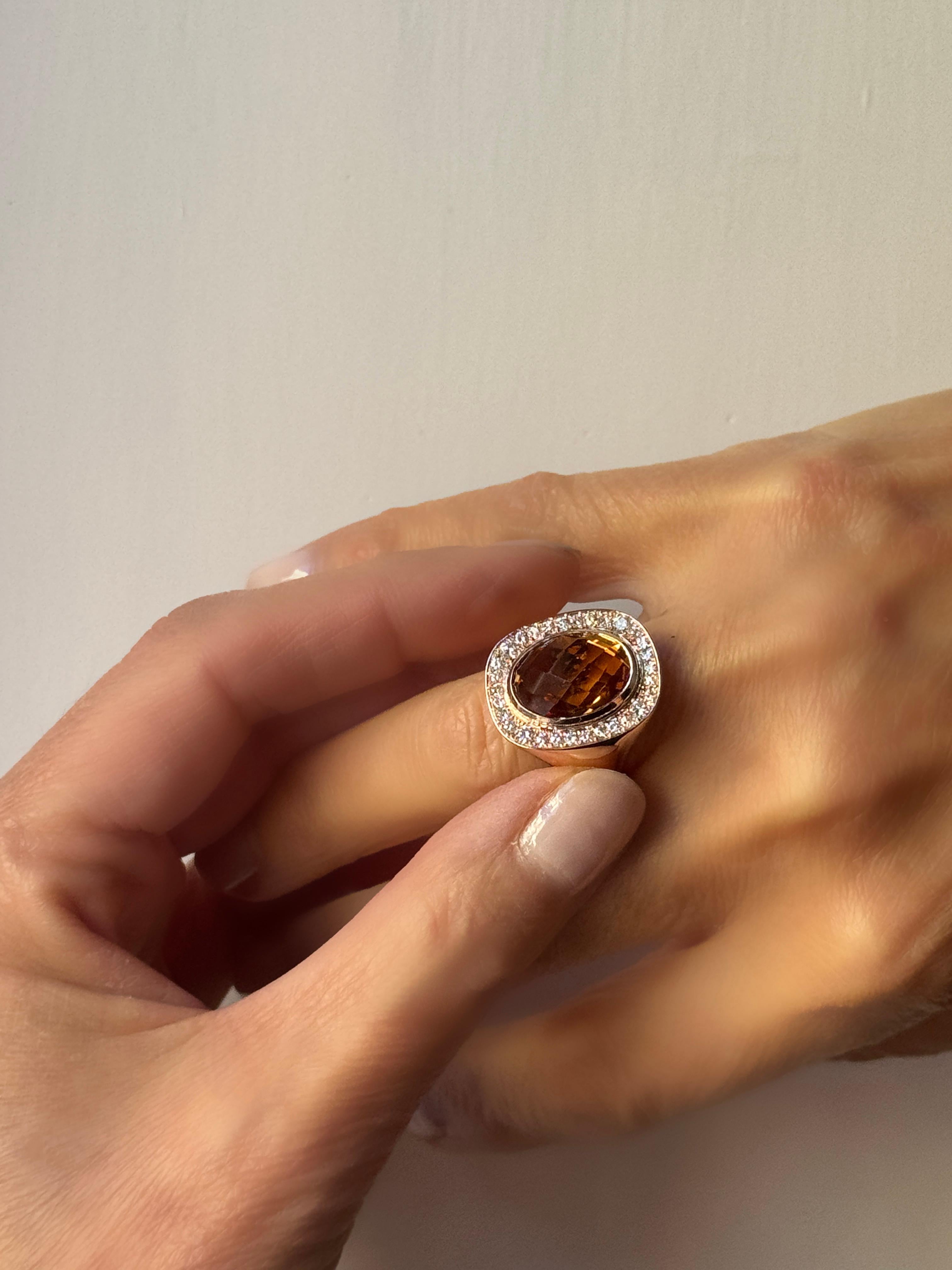 Rossella Ugolini Bague cocktail en or jaune 18 carats 0,45 carat diamants blancs Citrine Fabriquée en Italie.
Une citrine ovale taillée en briolette est entourée de 0,40 carats de diamants blancs ronds taillés en brillant, sertis dans de l'or jaune