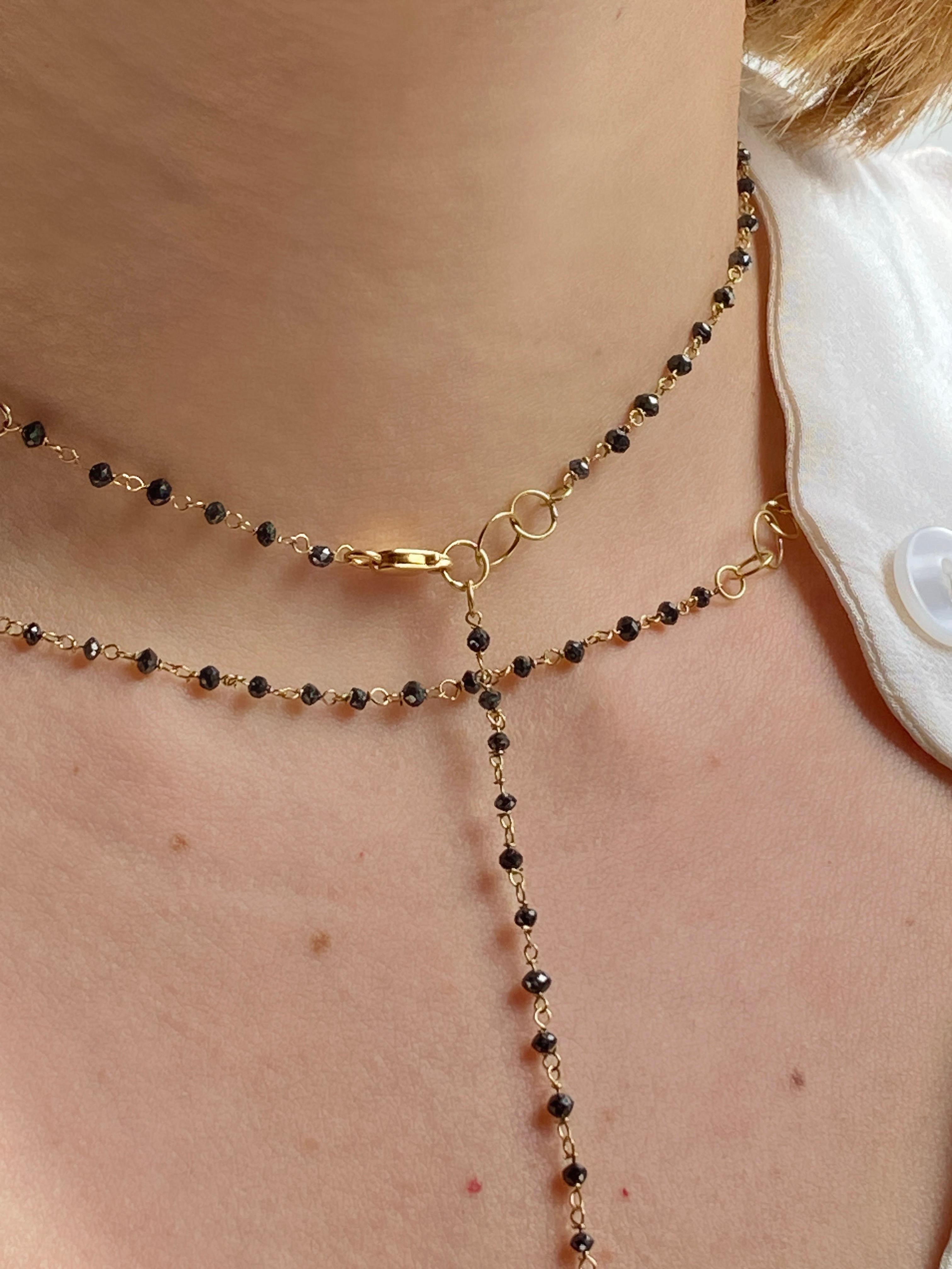 Rossella Ugolini 18k Gelbgold 14,3 Karat schwarze Diamanten Lariat-Stil Perlenkette in Italien hergestellt. Das gesamte Collier ist handgefertigt und besteht aus 134 schwarzen Diamantperlen, die einzeln in 18 Karat Gelbgold gefasst sind.  für eine