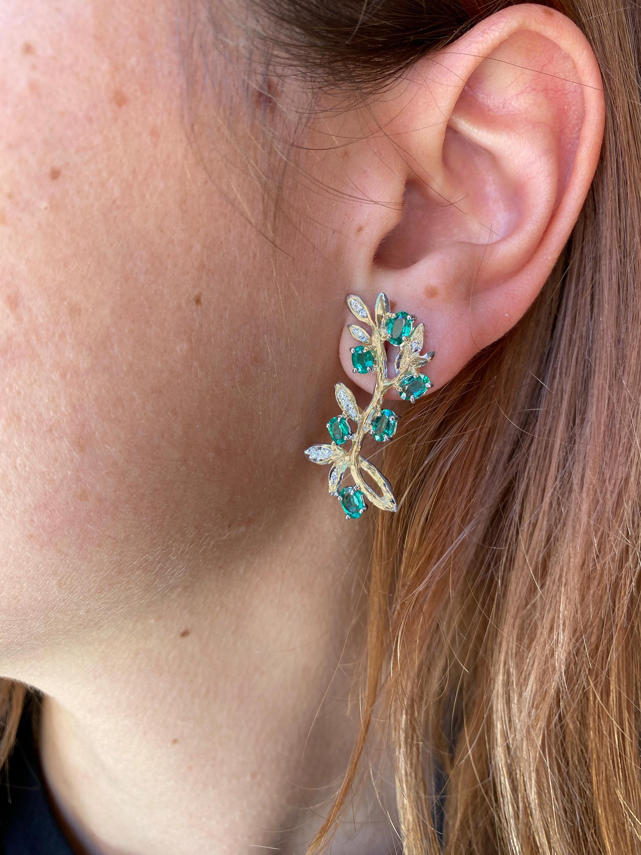 Artisan Rossella Ugolini, or jaune 18 carats 2 carats Boucles d'oreilles Emeraude ovale Diamants blancs en vente