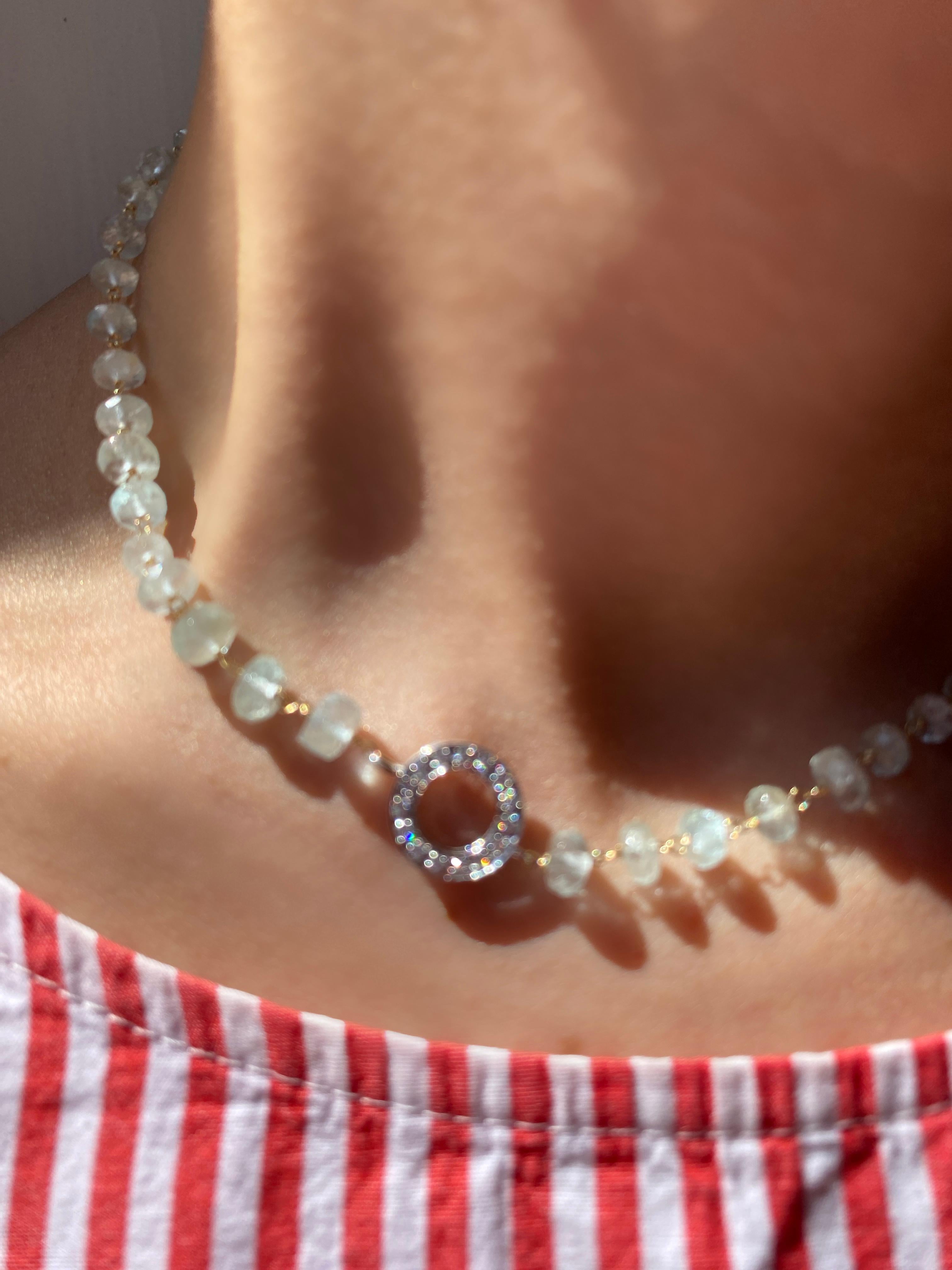 Rossella Ugolini 18K Gelbgold 25 Karat Aquamarin 0,30 Karat weiße Diamanten Perlenketten.
Dimension  400 mm einstellbar auf 450 mm.
Die Halskette wird einzeln von Hand gefertigt und besteht aus 25 Karat Aquamarinperlen. Im Mittelpunkt des