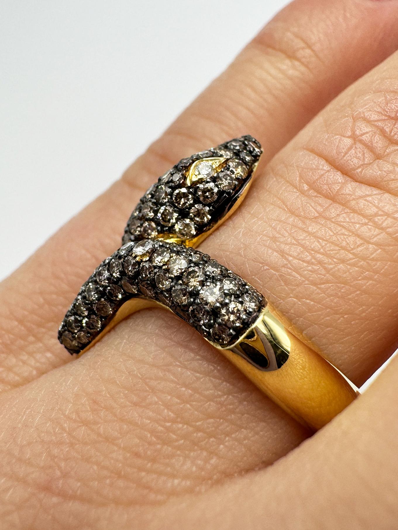 Rossella Ugolini Anello Serpente in oro giallo 18k con 3,1 carati di diamanti bianchi e marroni in vendita 4