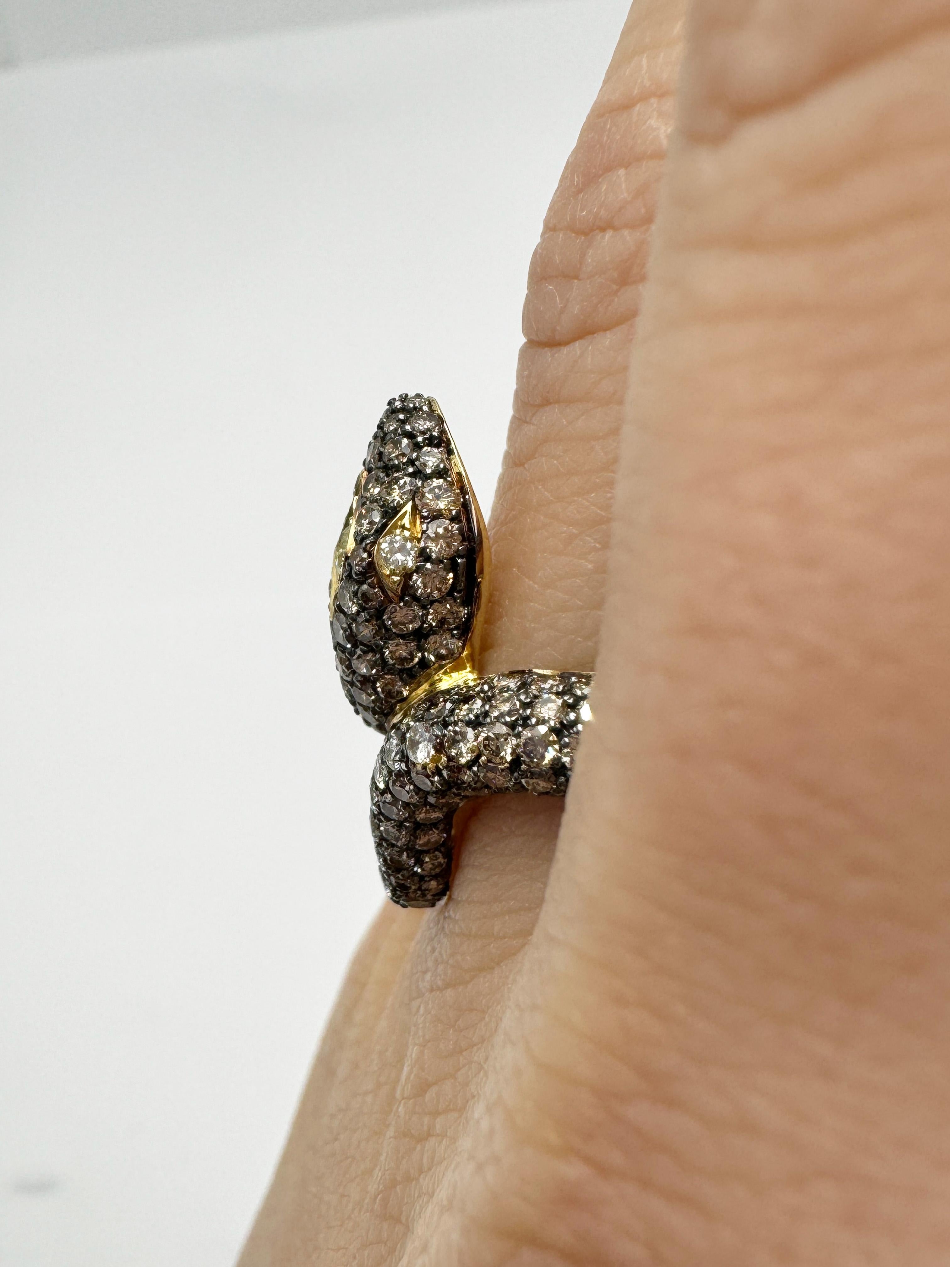 Rossella Ugolini Anello Serpente in oro giallo 18k con 3,1 carati di diamanti bianchi e marroni in vendita 7