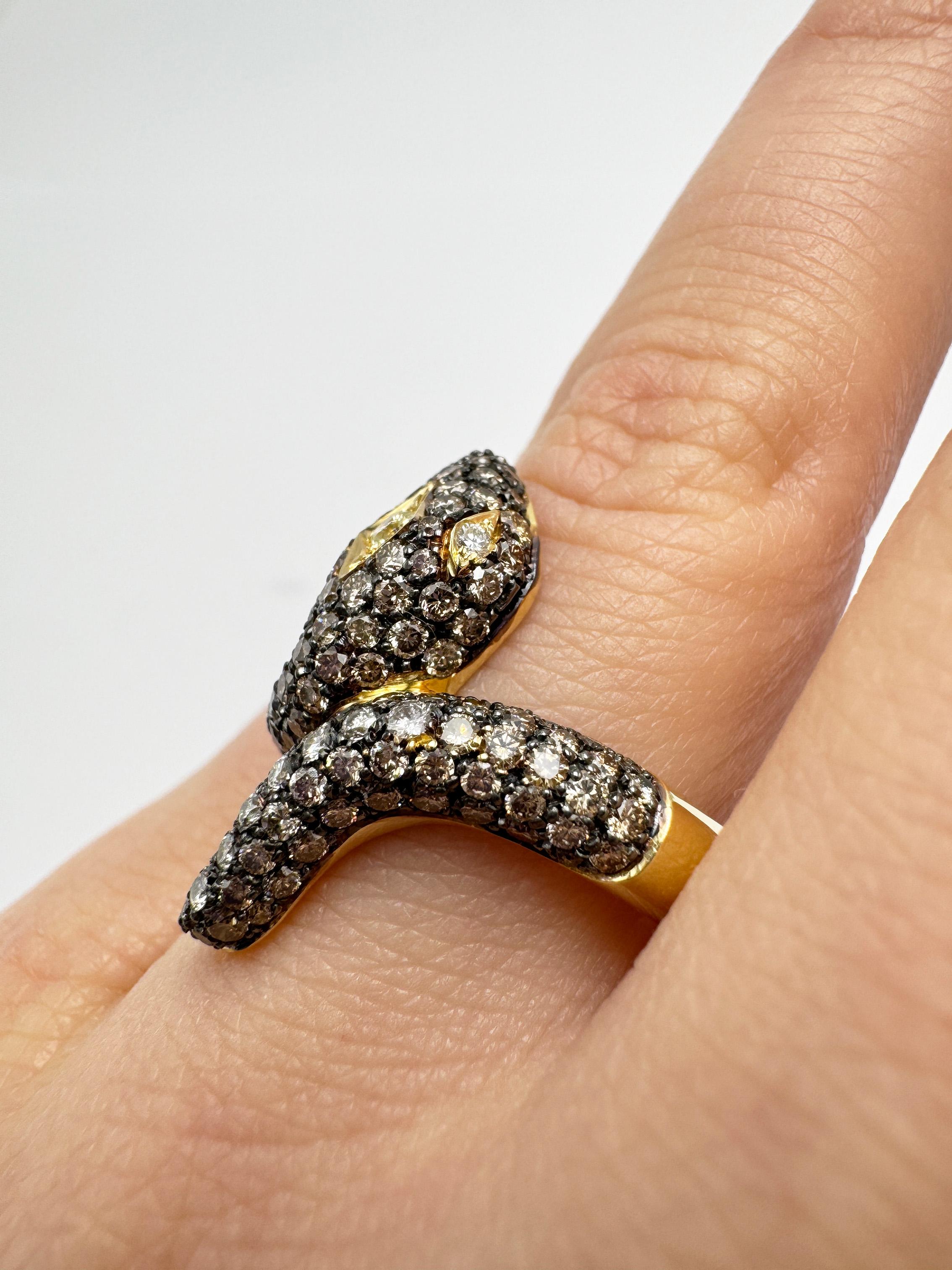 Rossella Ugolini Anello Serpente in oro giallo 18k con 3,1 carati di diamanti bianchi e marroni in vendita 9