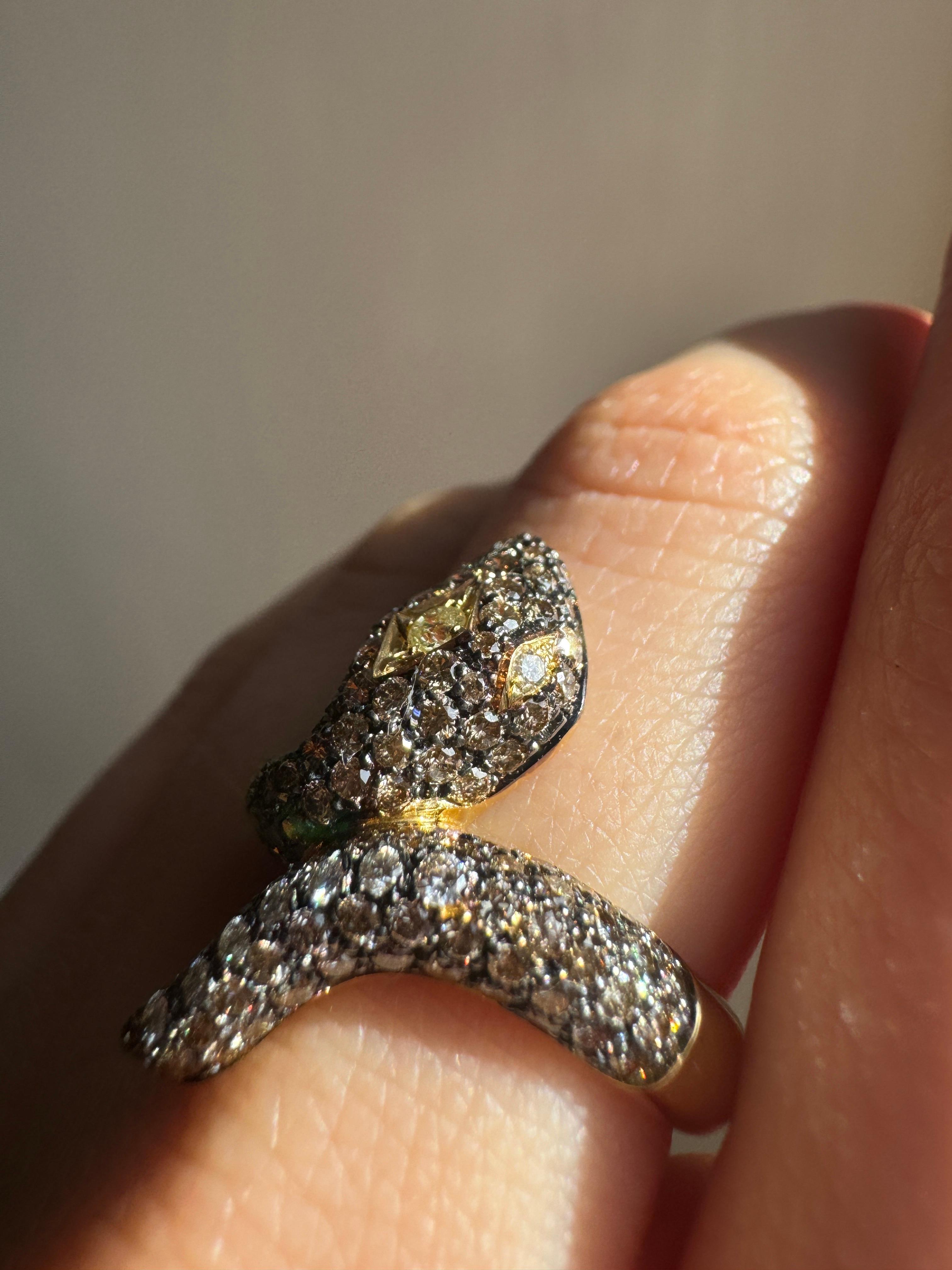 Rossella Ugolini Anello Serpente in oro giallo 18k con 3,1 carati di diamanti bianchi e marroni in vendita 10