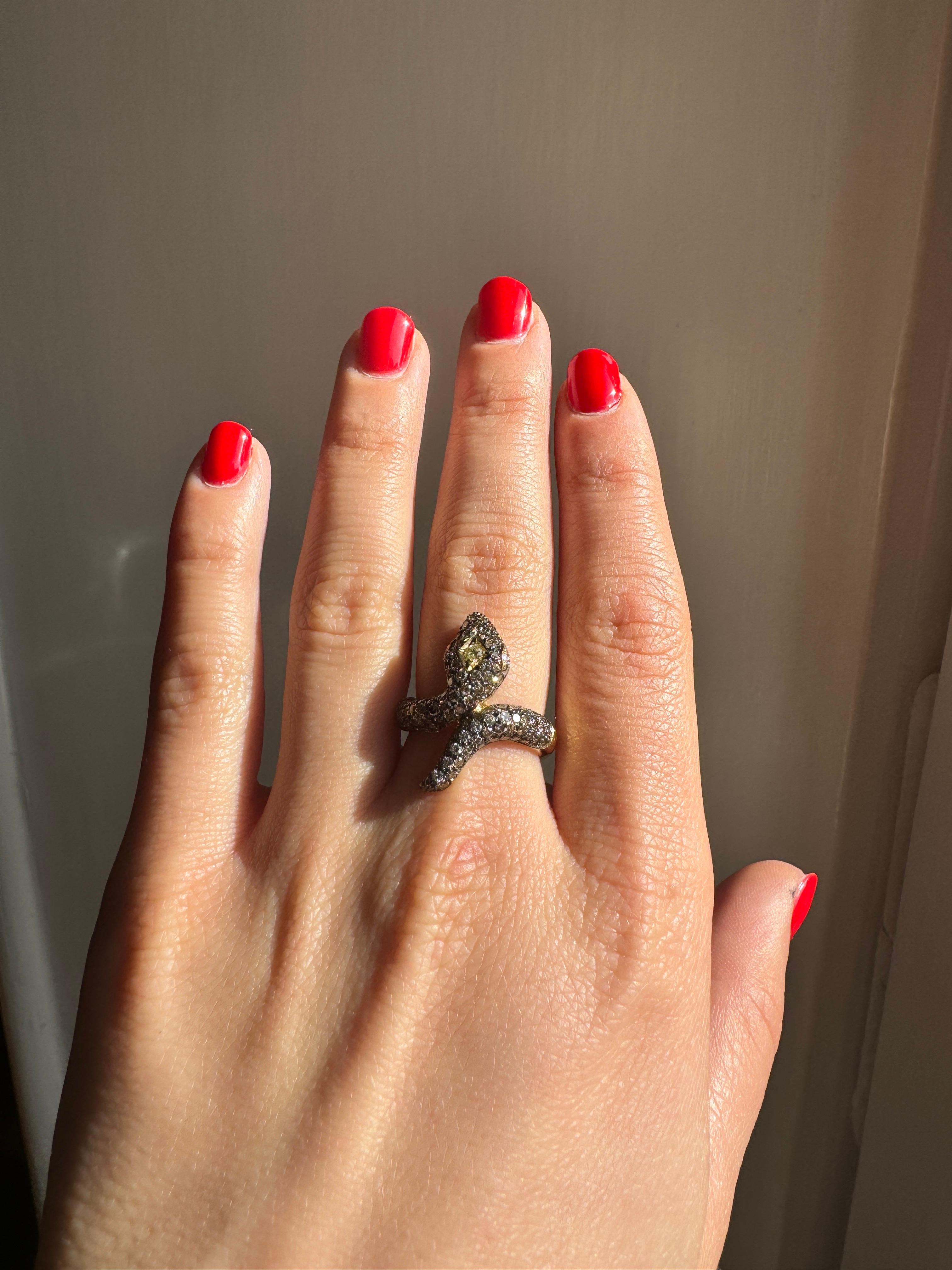 Rossella Ugolini Anello serpente in oro giallo 18k con 3,1 carati di diamanti Anello serpente cocktail di lusso
Uno splendido anello a serpente in oro giallo 18k, realizzato a mano in Italia con 3,1 carati di diamanti champagne, bianchi e marroni.