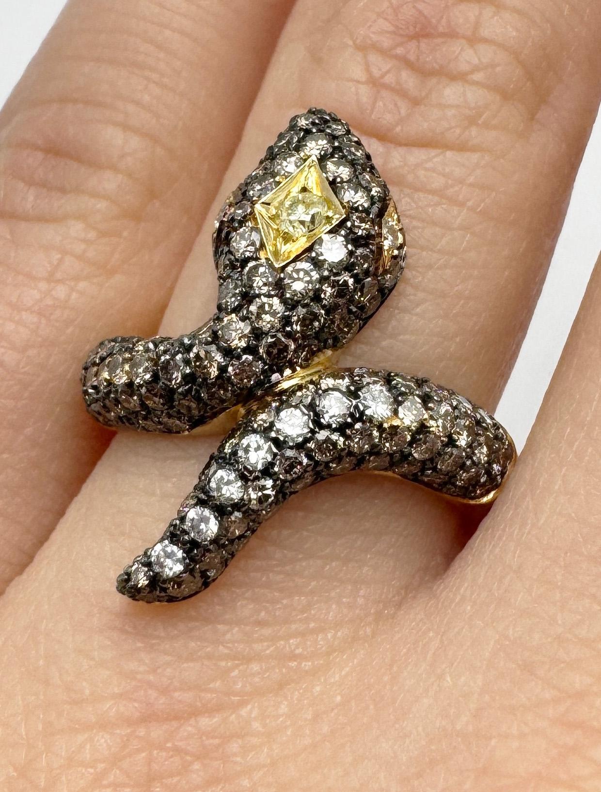 Moderno Rossella Ugolini Anello Serpente in oro giallo 18k con 3,1 carati di diamanti bianchi e marroni in vendita