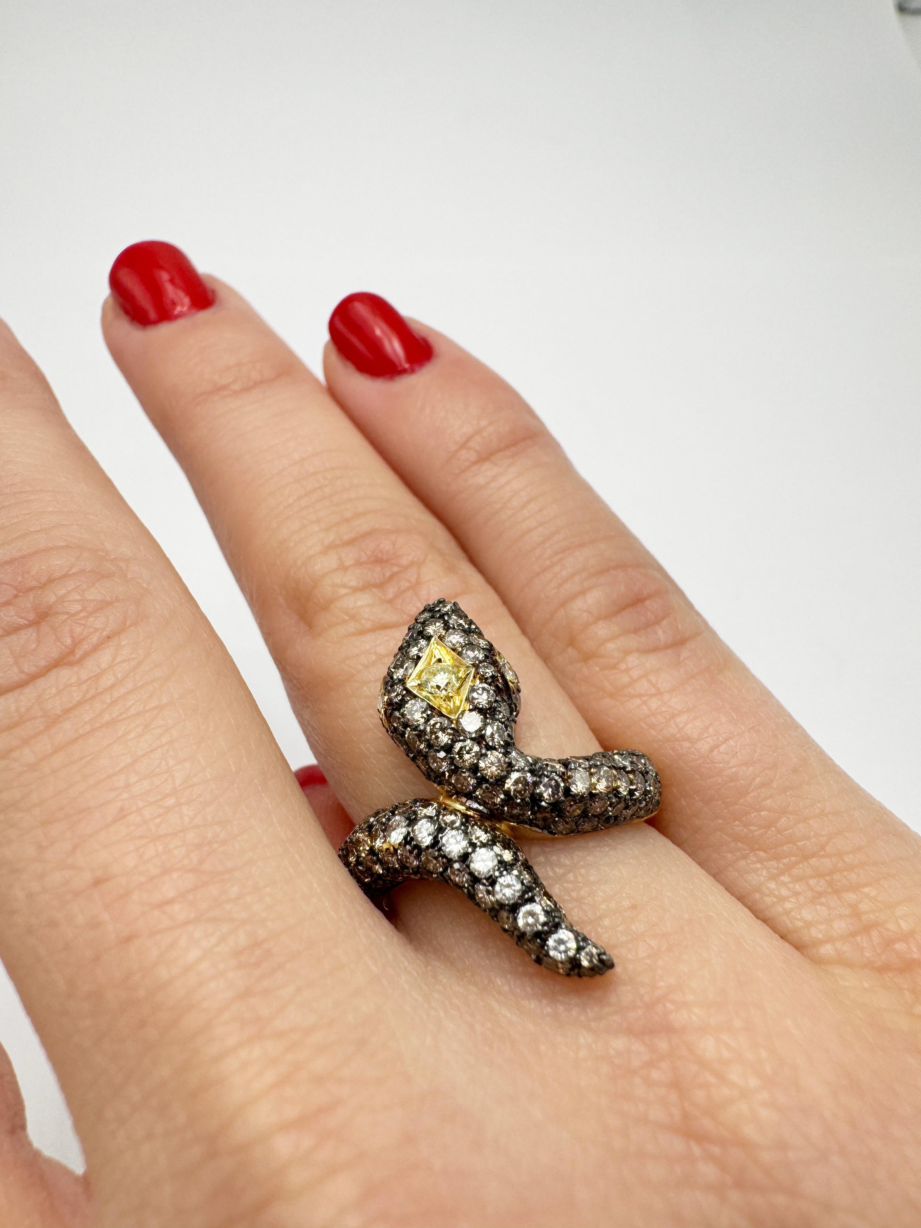 Taglio brillante Rossella Ugolini Anello Serpente in oro giallo 18k con 3,1 carati di diamanti bianchi e marroni in vendita