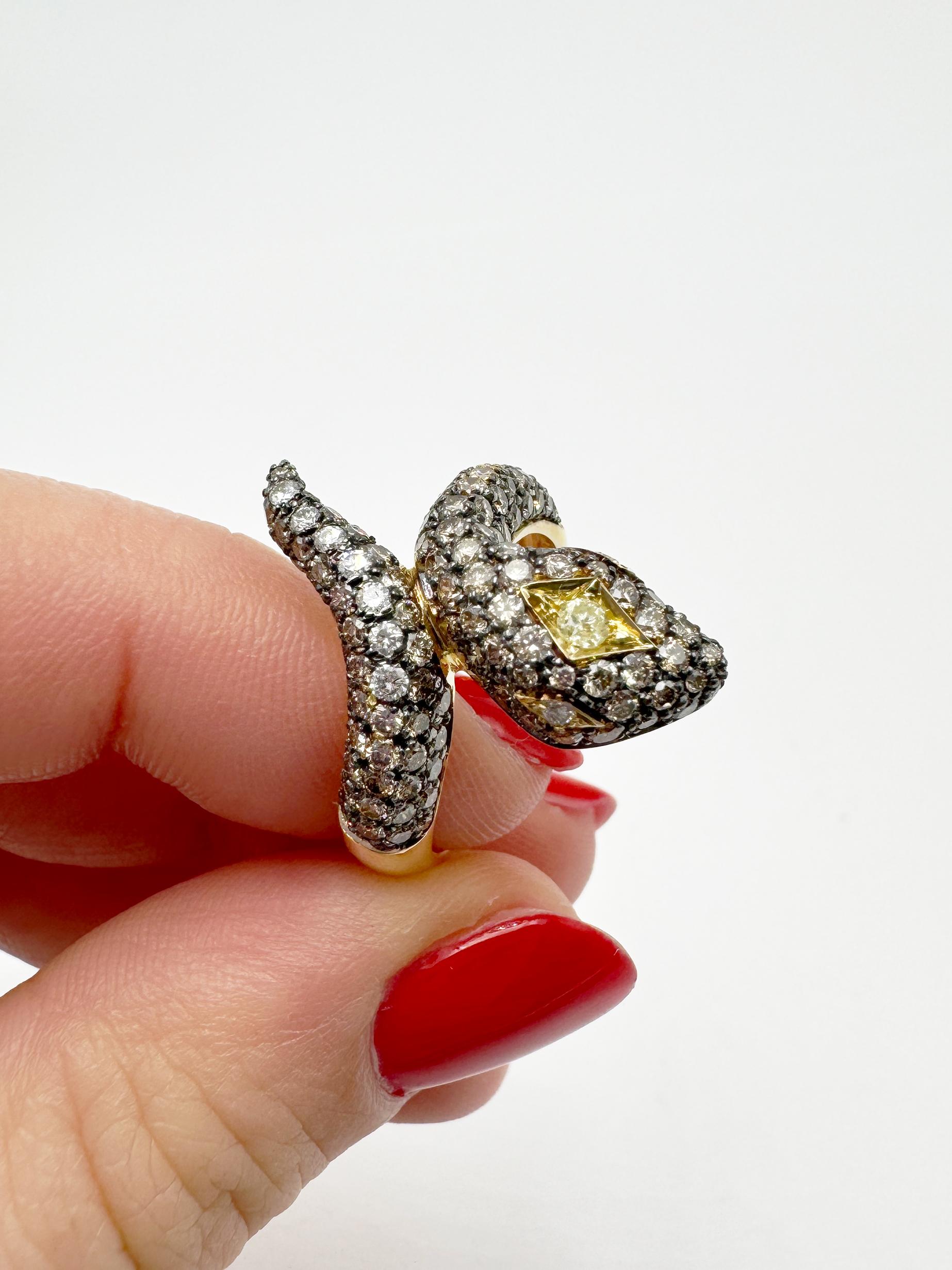 Rossella Ugolini Anello Serpente in oro giallo 18k con 3,1 carati di diamanti bianchi e marroni In condizioni Nuovo in vendita a Rome, IT