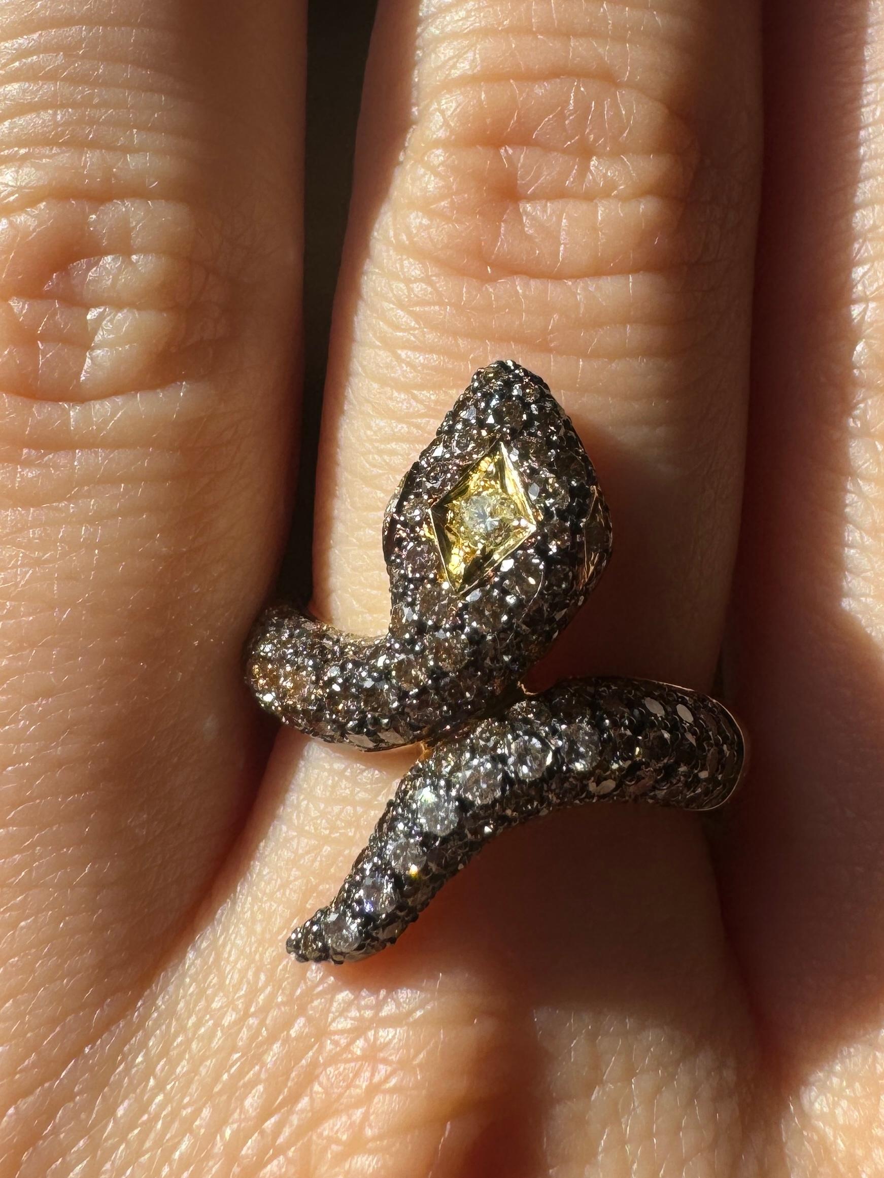 Rossella Ugolini Anello Serpente in oro giallo 18k con 3,1 carati di diamanti bianchi e marroni in vendita 1