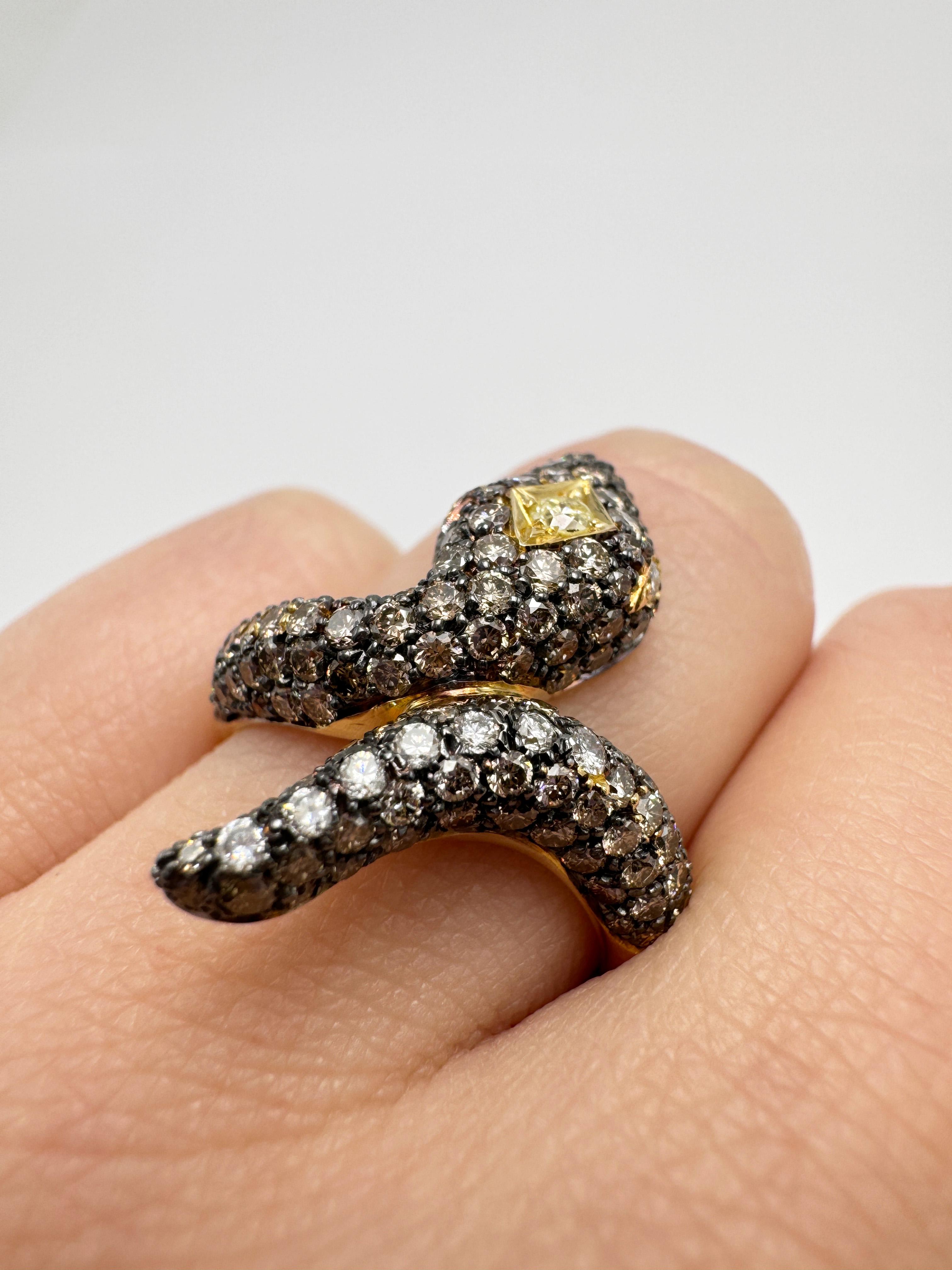 Rossella Ugolini Anello Serpente in oro giallo 18k con 3,1 carati di diamanti bianchi e marroni in vendita 3