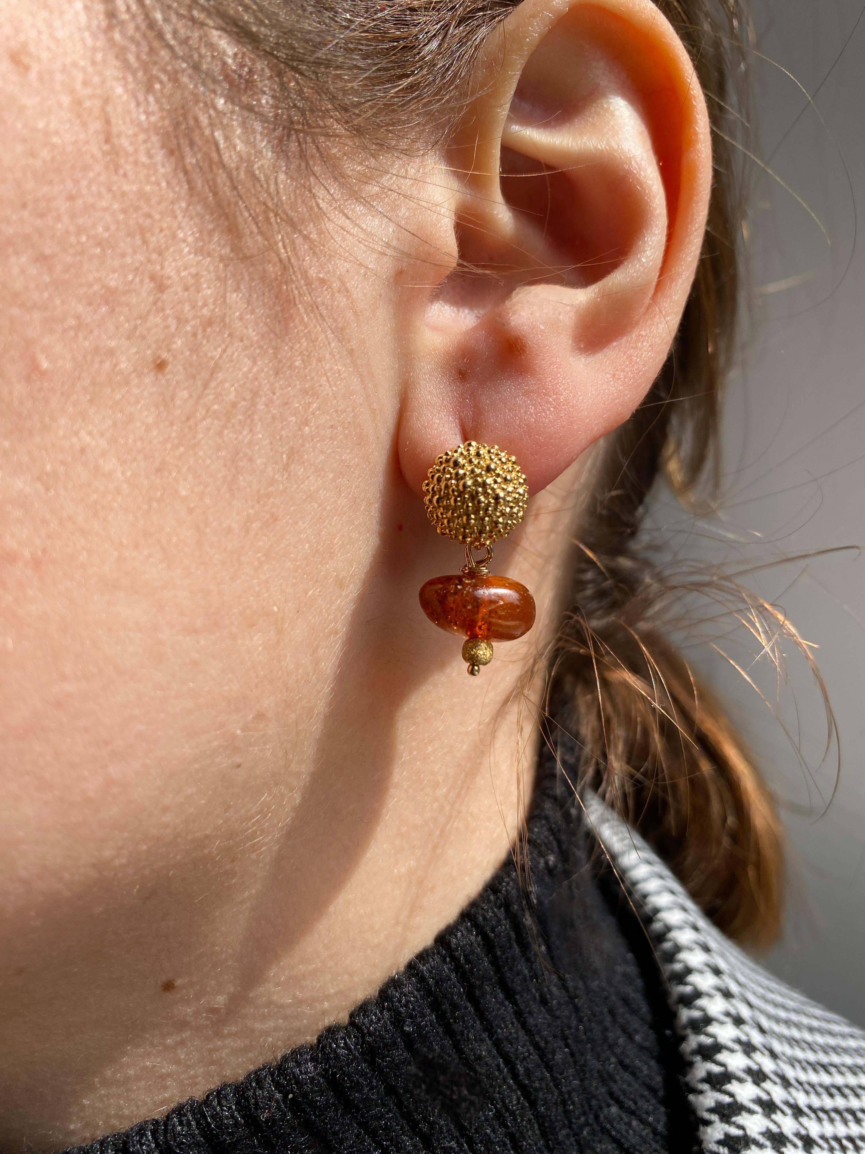 Rossella Ugolini 18k Yellow Gold Amber Hammered Lever-Back Pendant Earrings For Sale 4