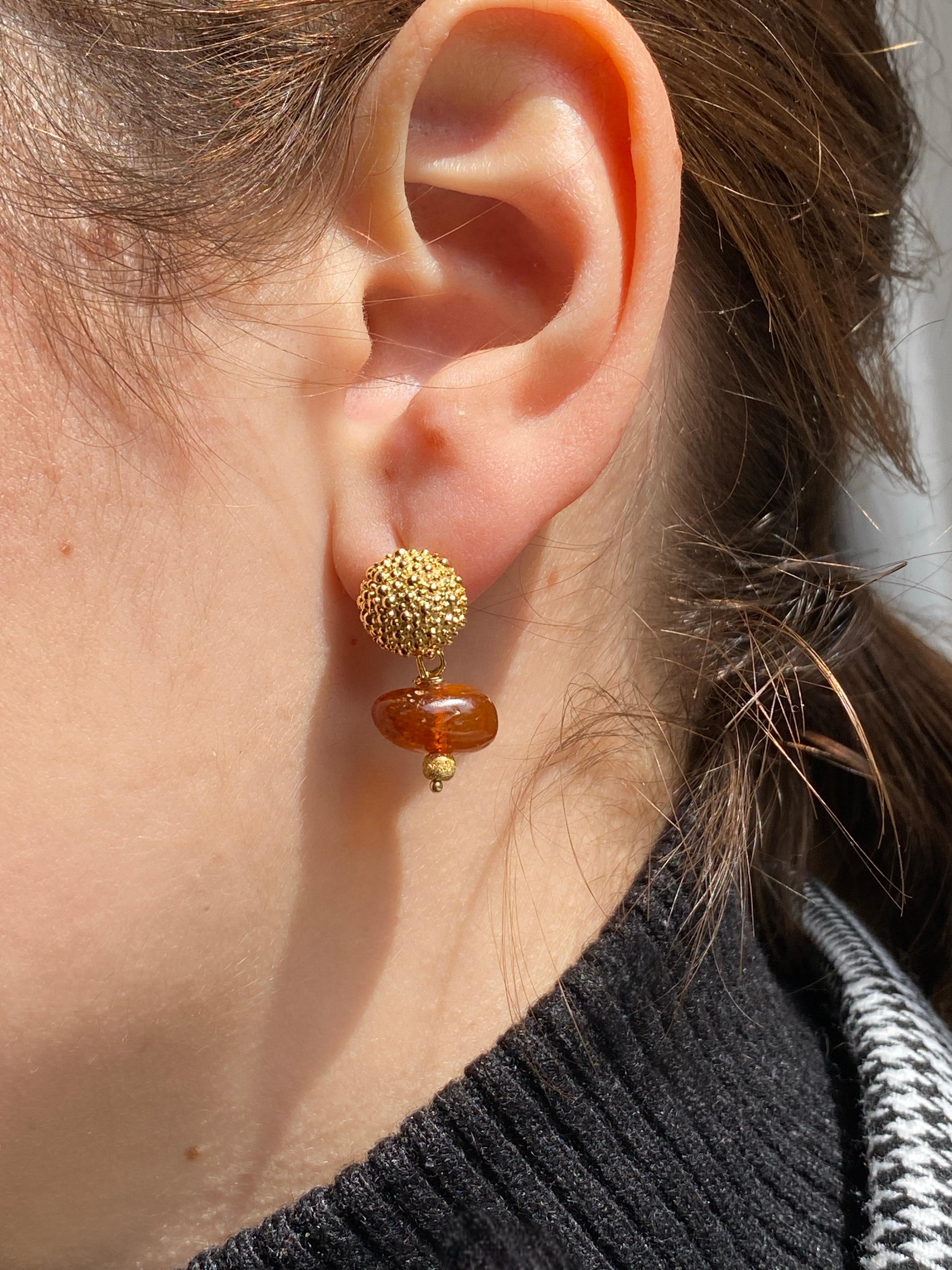 Rossella Ugolini 18k Yellow Gold Amber Hammered Lever-Back Pendant Earrings Made in Italy.
Dimension:
width: 11 mm
Length: 2.3 cm
Half round Handmade hammered circle is placed on lobo which is chained a podded Amber bead dangling with its mat