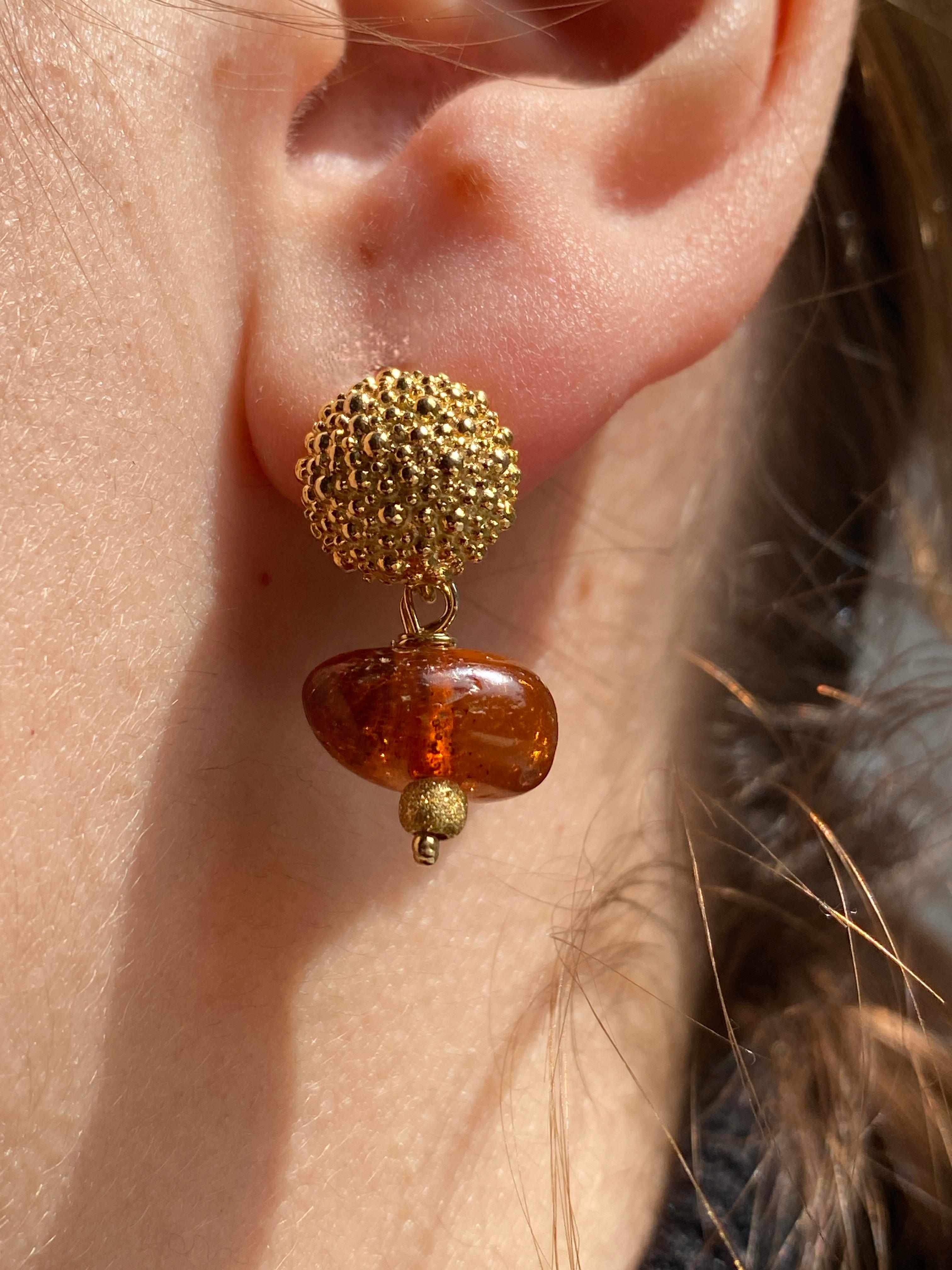 Artisan Rossella Ugolini 18k Yellow Gold Amber Hammered Lever-Back Pendant Earrings For Sale