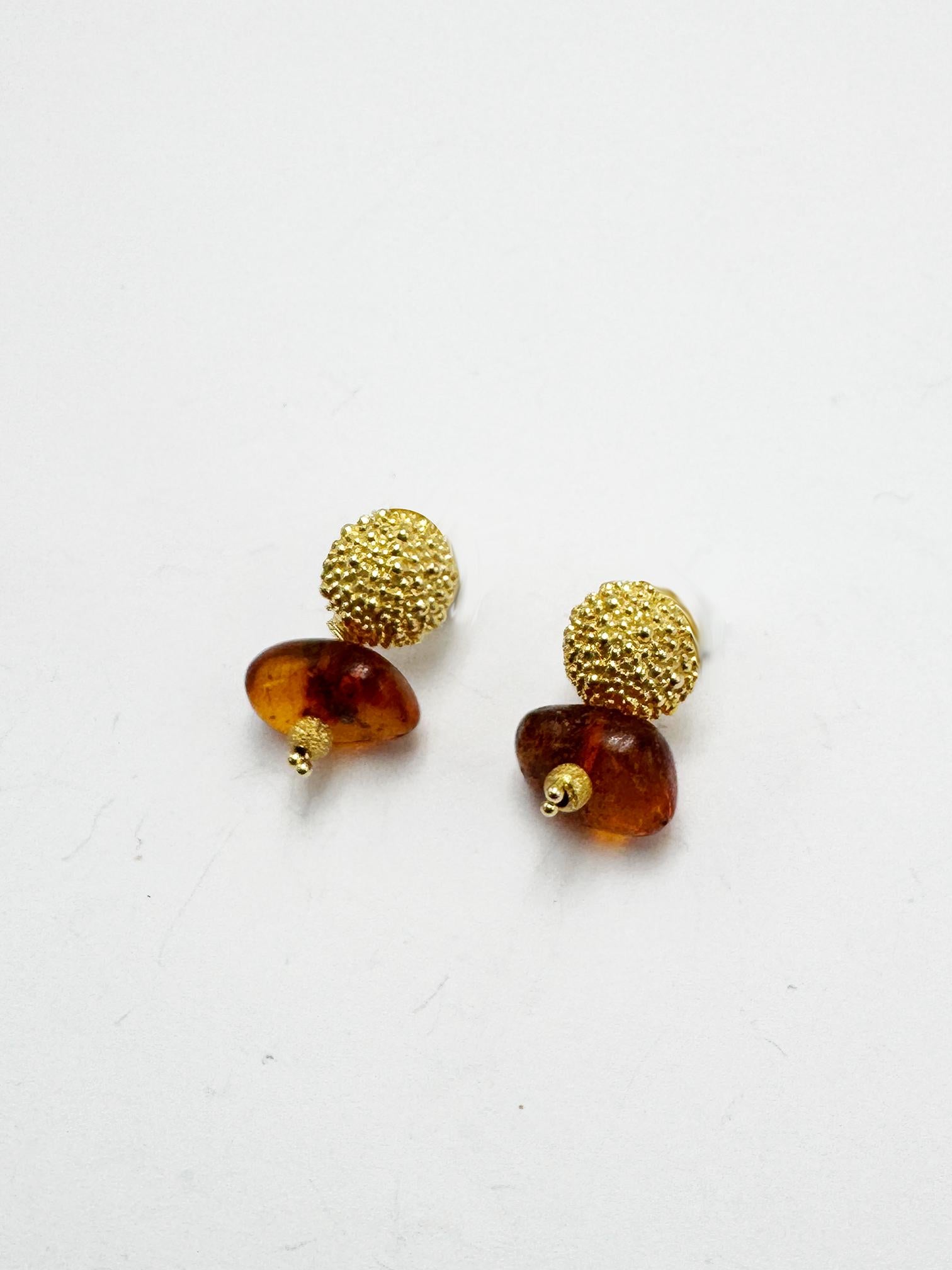 Bead Rossella Ugolini 18k Yellow Gold Amber Hammered Lever-Back Pendant Earrings For Sale