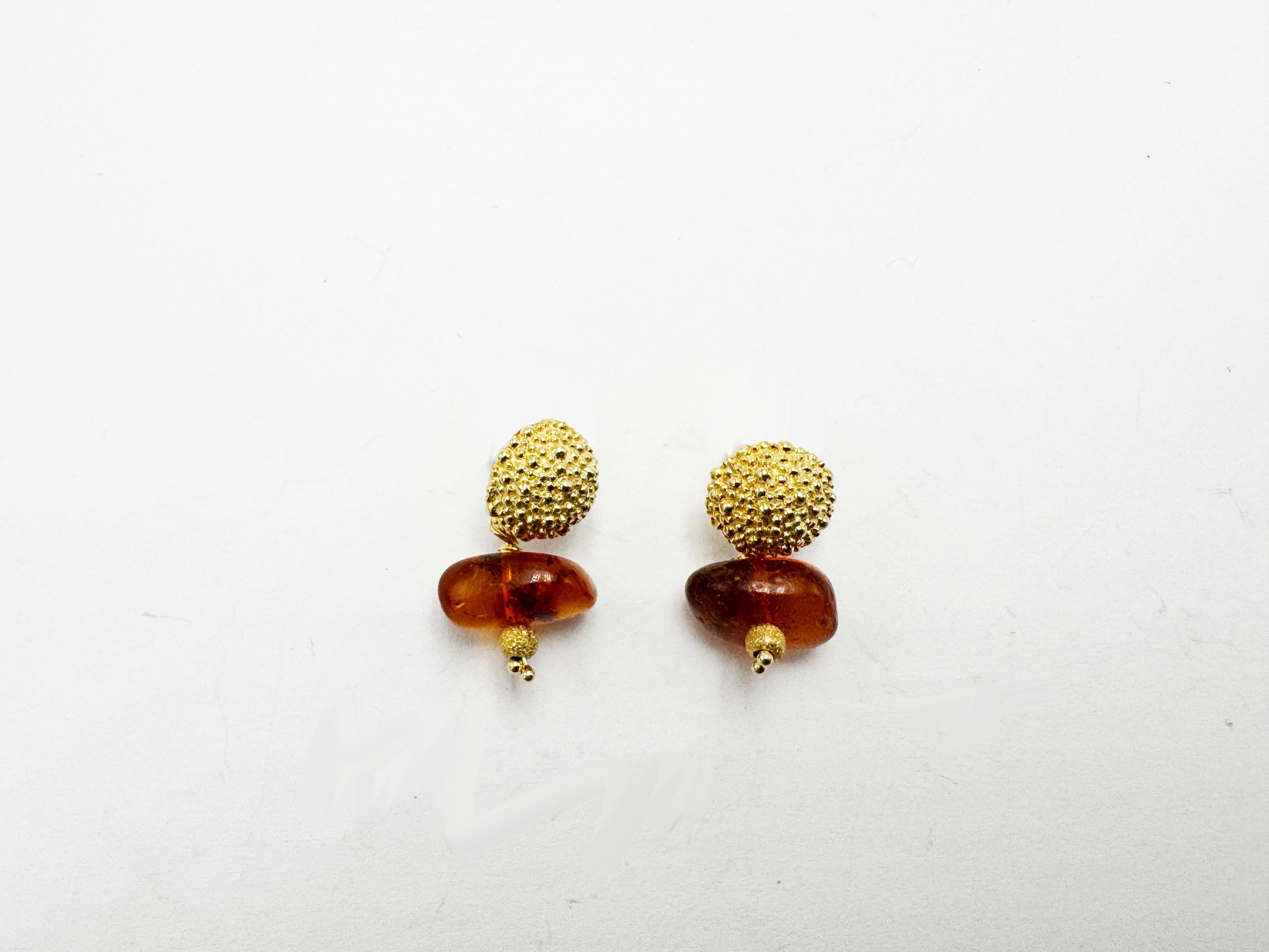 Rossella Ugolini 18k Yellow Gold Amber Hammered Lever-Back Pendant Earrings In New Condition For Sale In Rome, IT