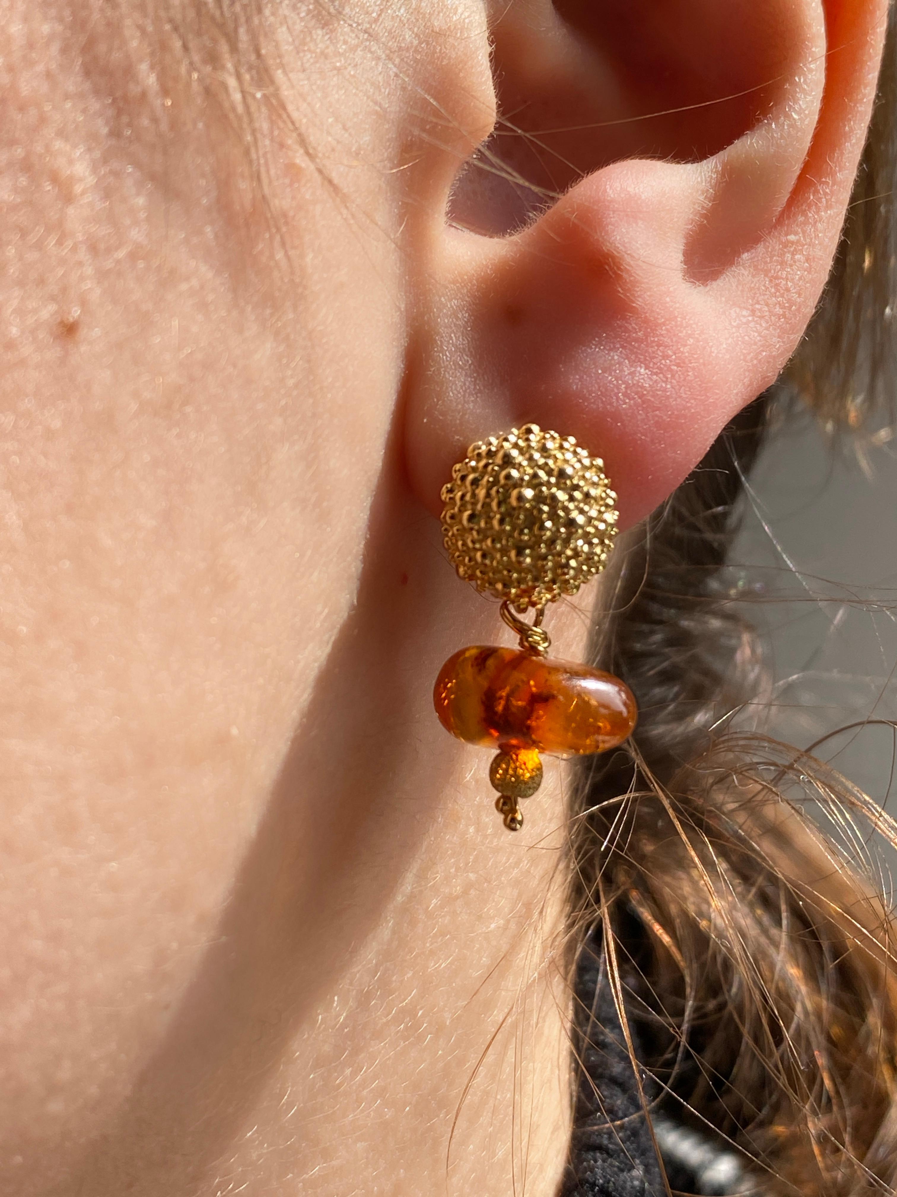 Women's Rossella Ugolini 18k Yellow Gold Amber Hammered Lever-Back Pendant Earrings For Sale