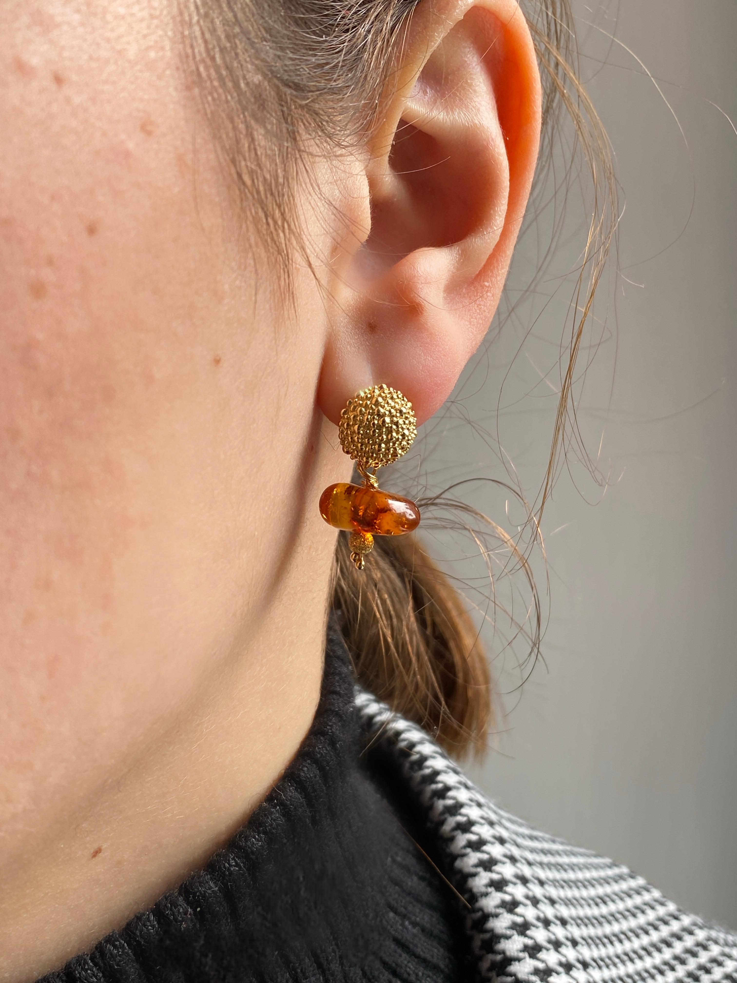 Rossella Ugolini 18k Yellow Gold Amber Hammered Lever-Back Pendant Earrings For Sale 1