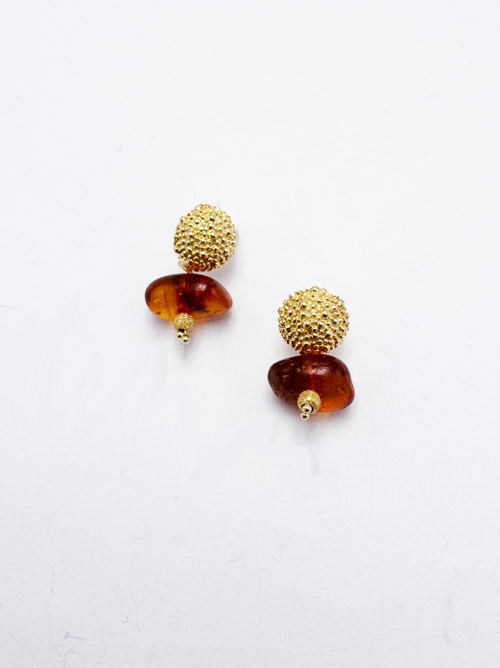 Rossella Ugolini 18k Yellow Gold Amber Hammered Lever-Back Pendant Earrings For Sale 2