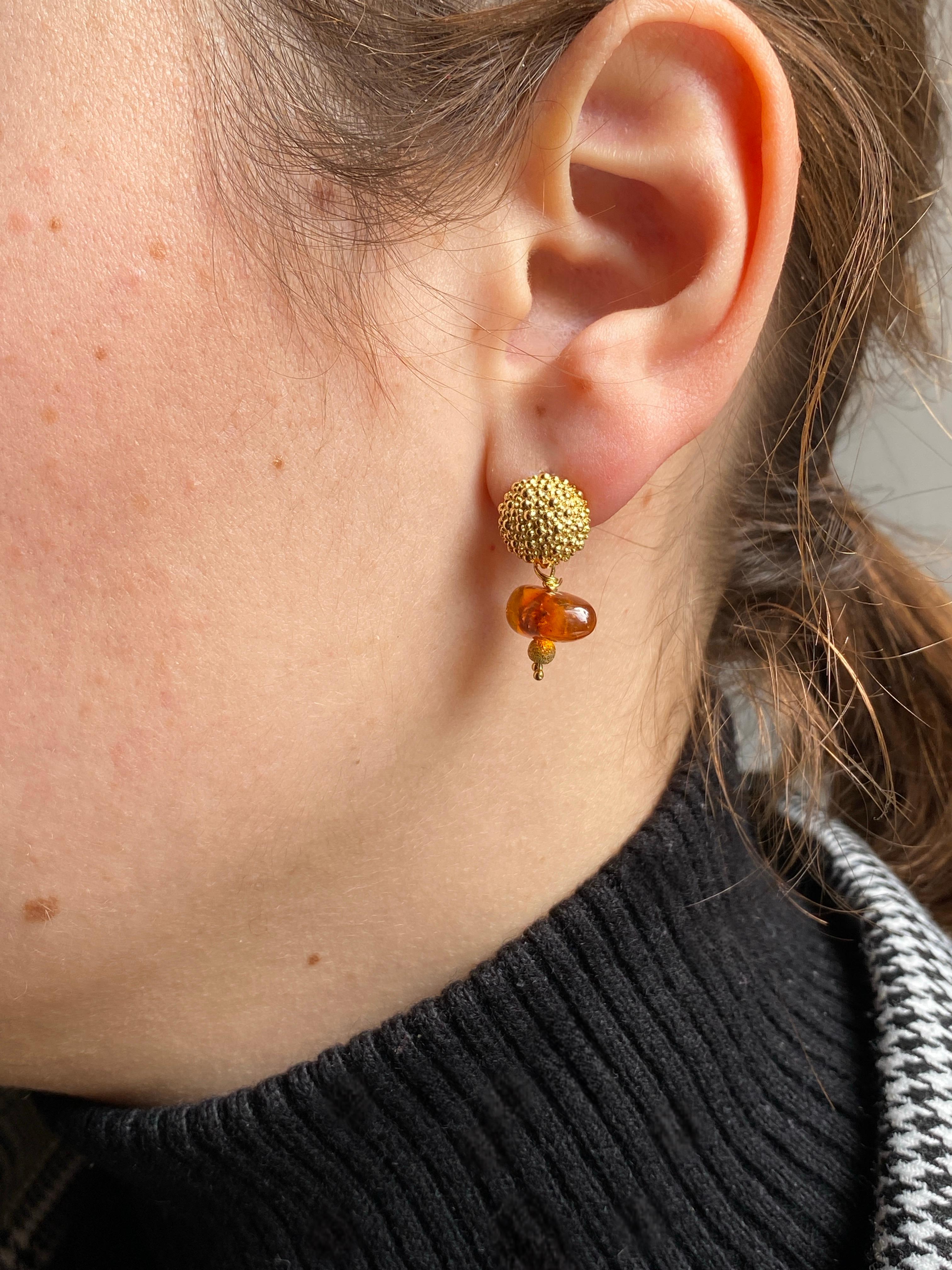 Rossella Ugolini 18k Yellow Gold Amber Hammered Lever-Back Pendant Earrings For Sale 3