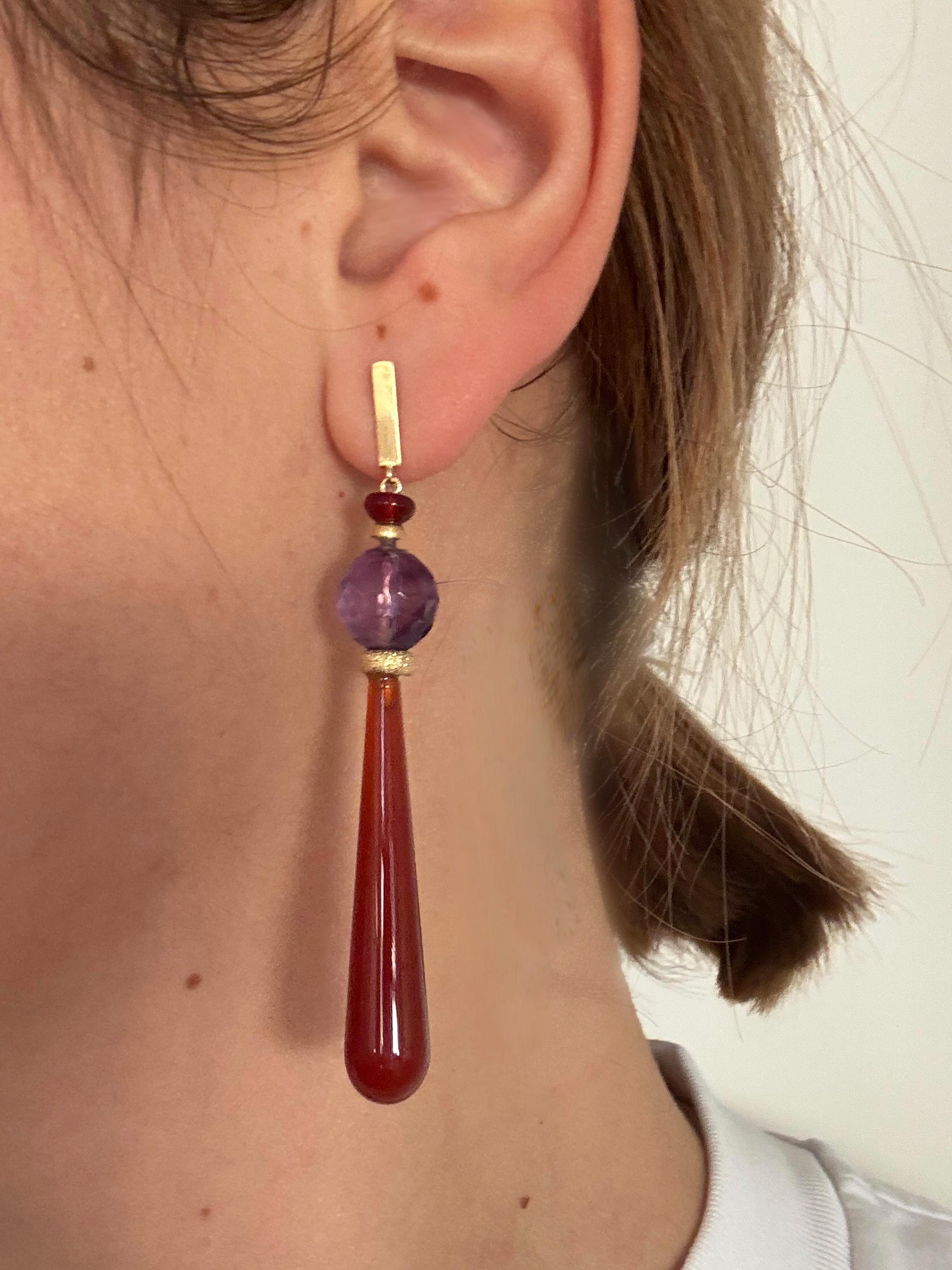 Rossella Ugolini 18 Karats Yellow Gold Amethyst Carnelian Drops Deco Style Earrings. 1.95 inches (5 cm) long.
A sleek 18k yellow gold bar rests on the earlobe, connected by a chain to a pendant made of a round 18k yellow gold bead, a briolette-cut