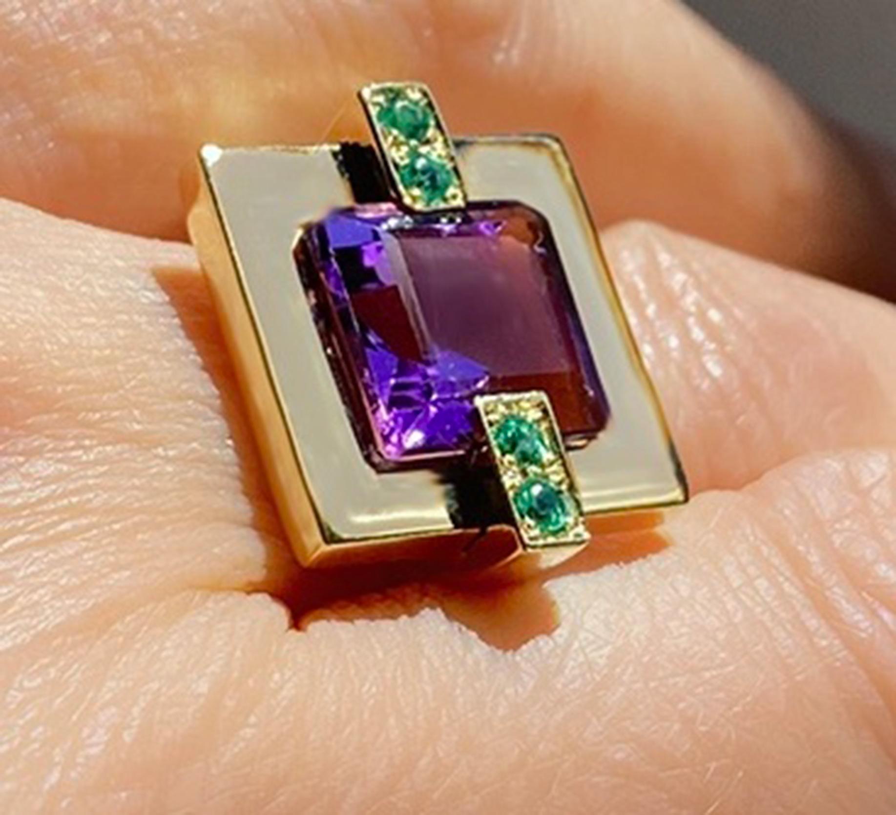 Unique Rossella Ugolini 18k Yellow Gold Amethyst and 0.20 carats Emerald Cocktail Ring, Made in Italy.
At its heart lies a striking square cut purple amethyst, set on a polished gold square surface. On either side of the amethyst, two refined rows
