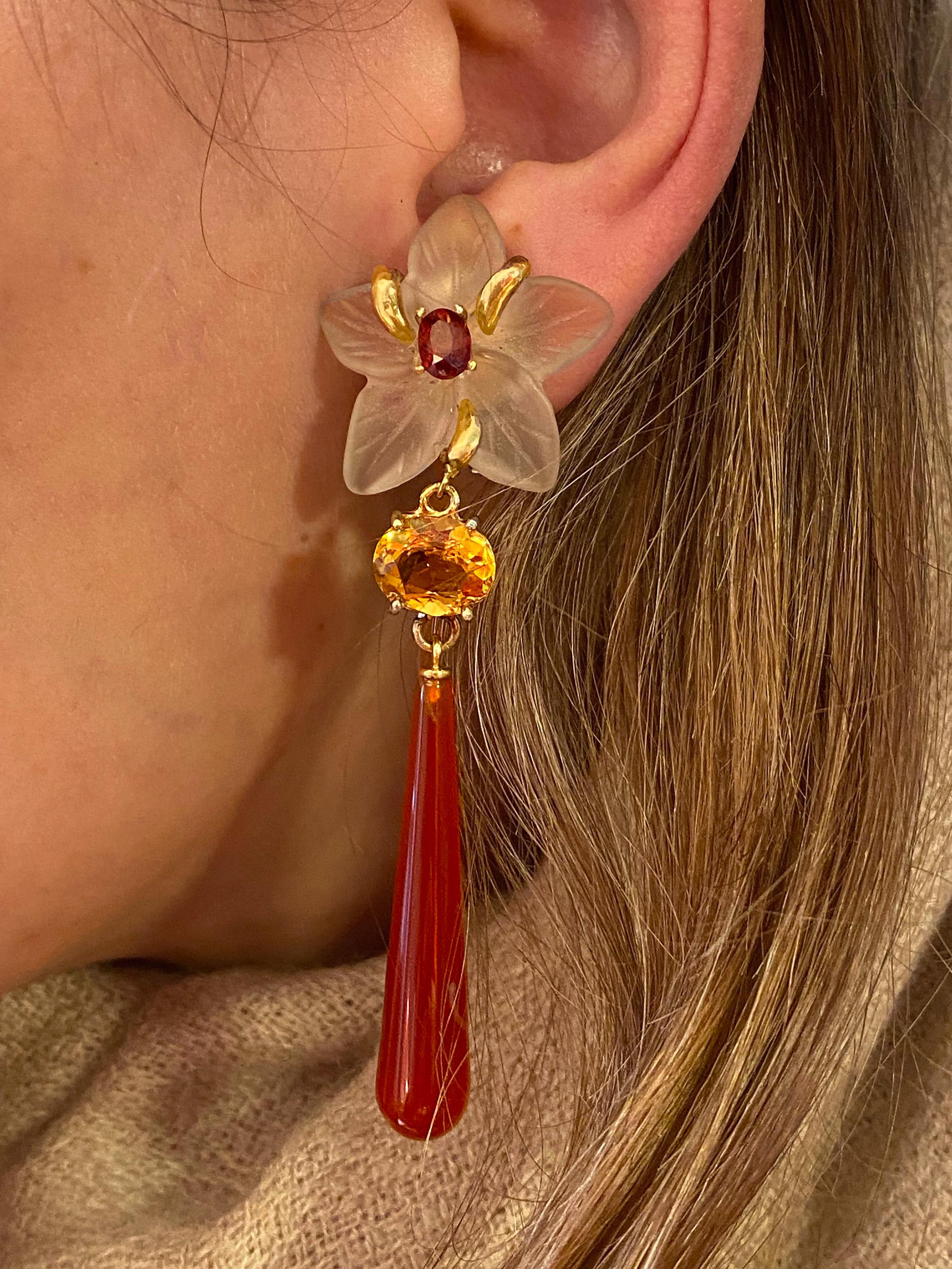 Les boucles d'oreilles à clip en or jaune 18 carats Rossella Ugolini Design/One présentent un délicat motif floral sur le lobe de l'oreille, réalisé en cristal de roche taillé à la main et serti dans un style naturaliste. La fleur est maintenue par
