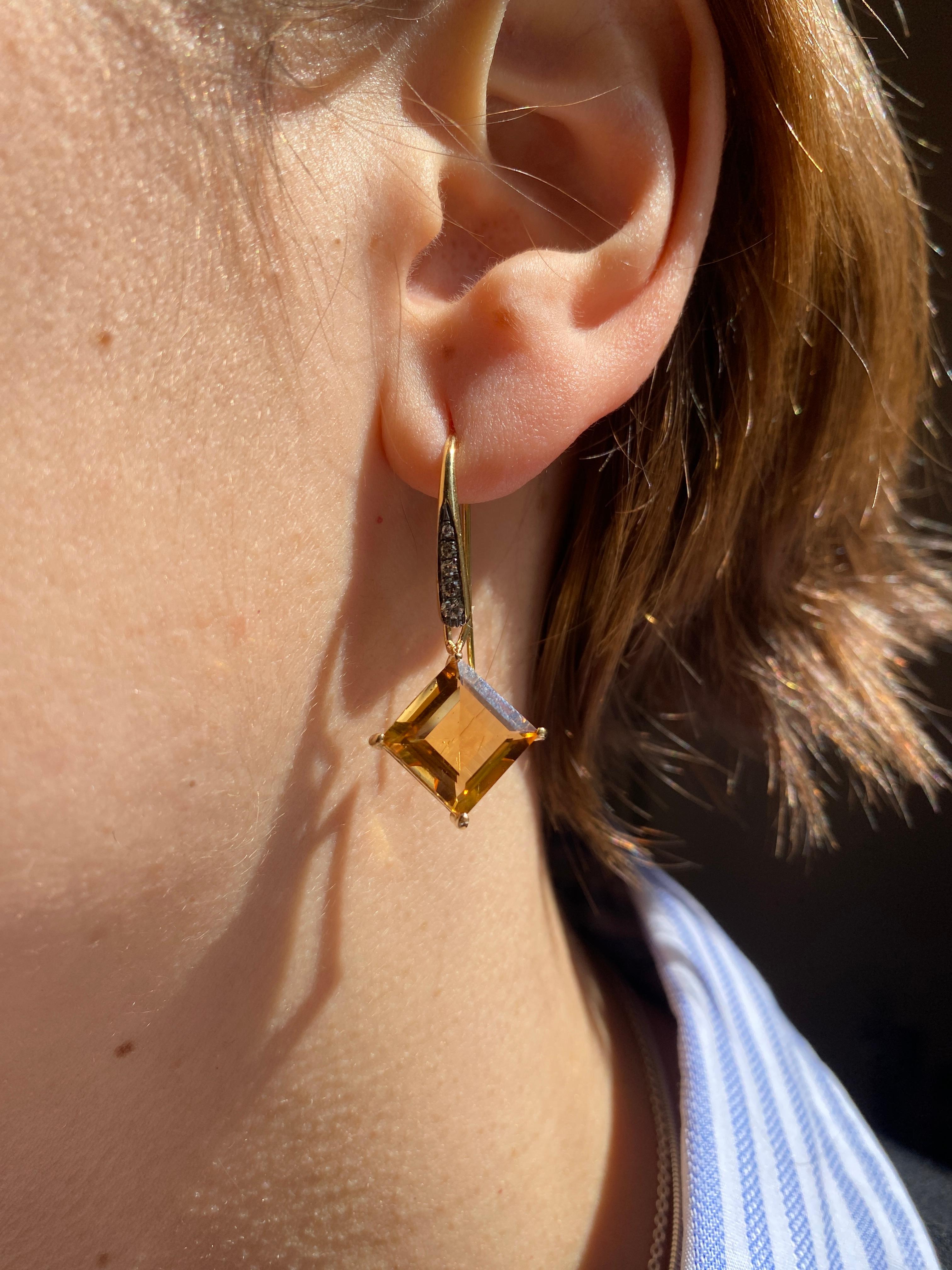 Boucles d'oreilles pendantes en or jaune 18 carats Rossella Ugolini avec une citrine de taille carrée et 0,16 carats de diamants blancs. Longueur : 34 mm.  Sur le lobe, une rangée de diamants blancs est sertie sur une barre de 18 carats brunie. 