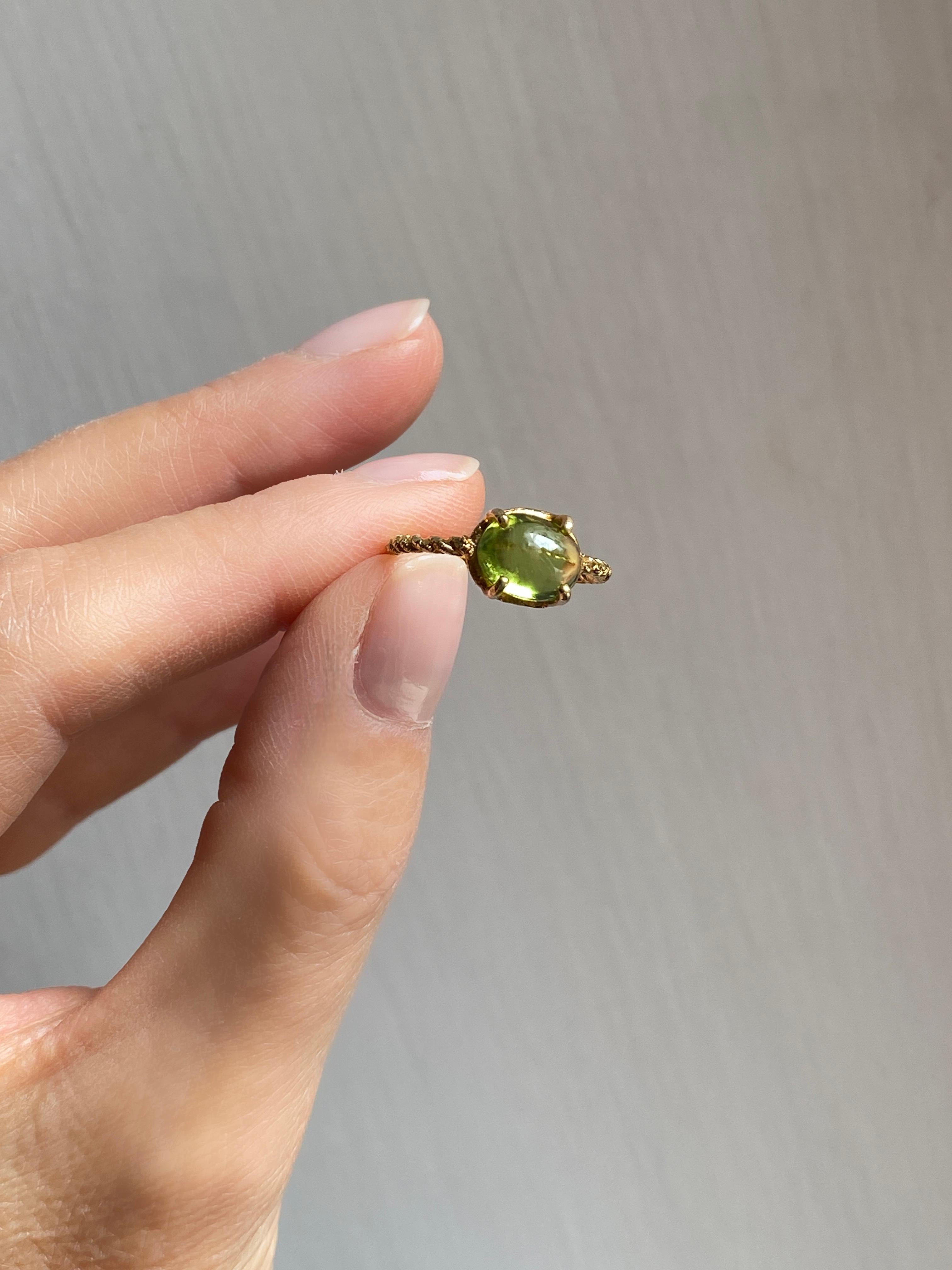 Rossella Ugolini Bague en or jaune 18 carats, délicate et unique, en péridot, inspirée par la Nature en vente 4