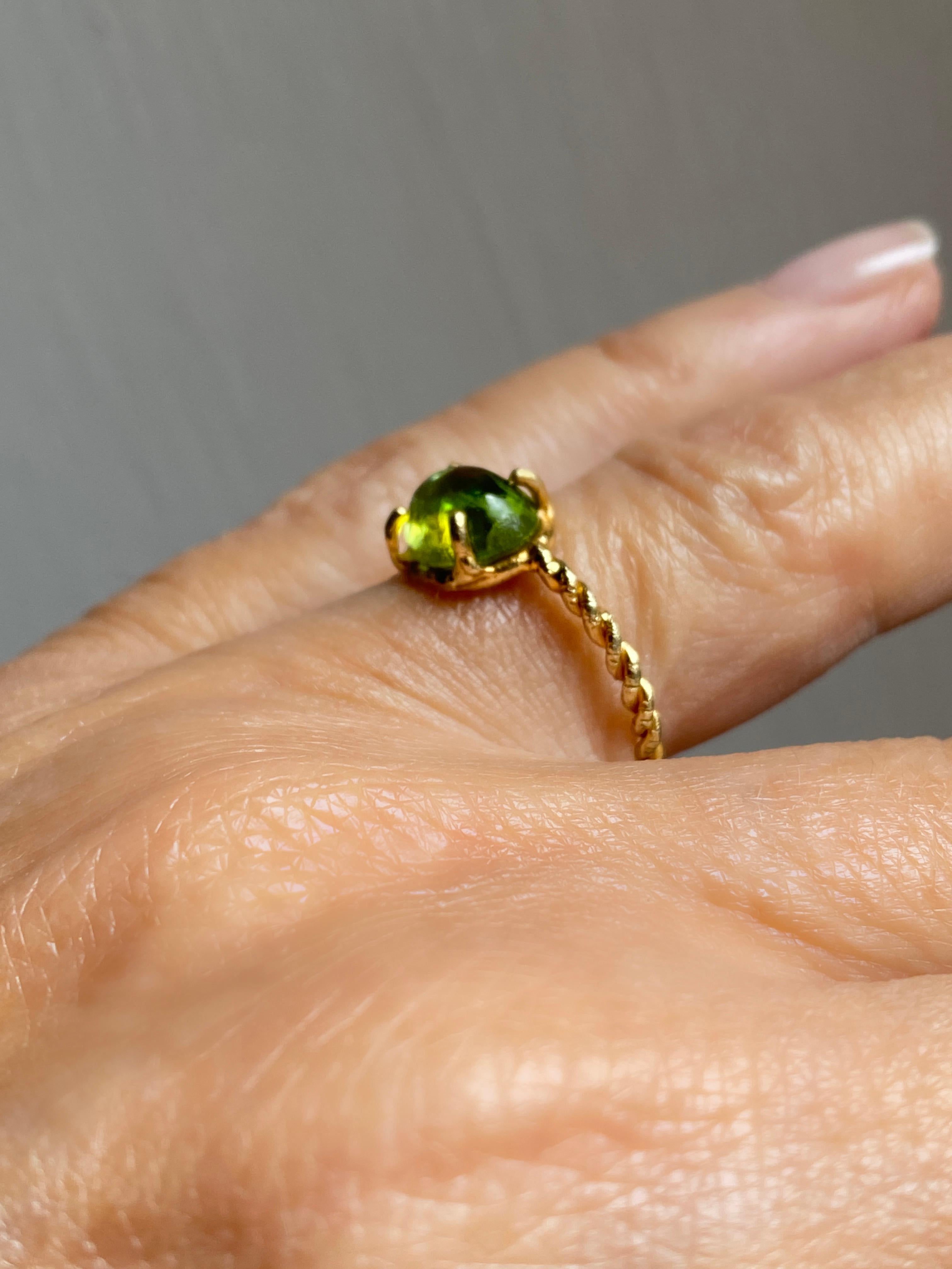 Women's or Men's Rossella Ugolini 18K Yellow Gold Delicate Unique Peridot Ring Nature Inspired For Sale